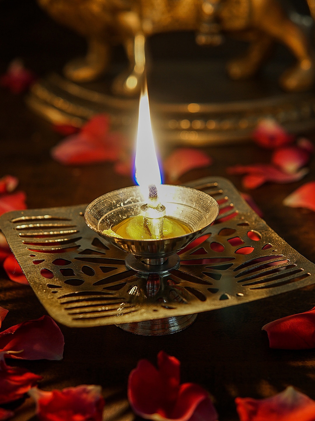 

StatueStudio Gold-Coloured Solid Candle Tealight Holders