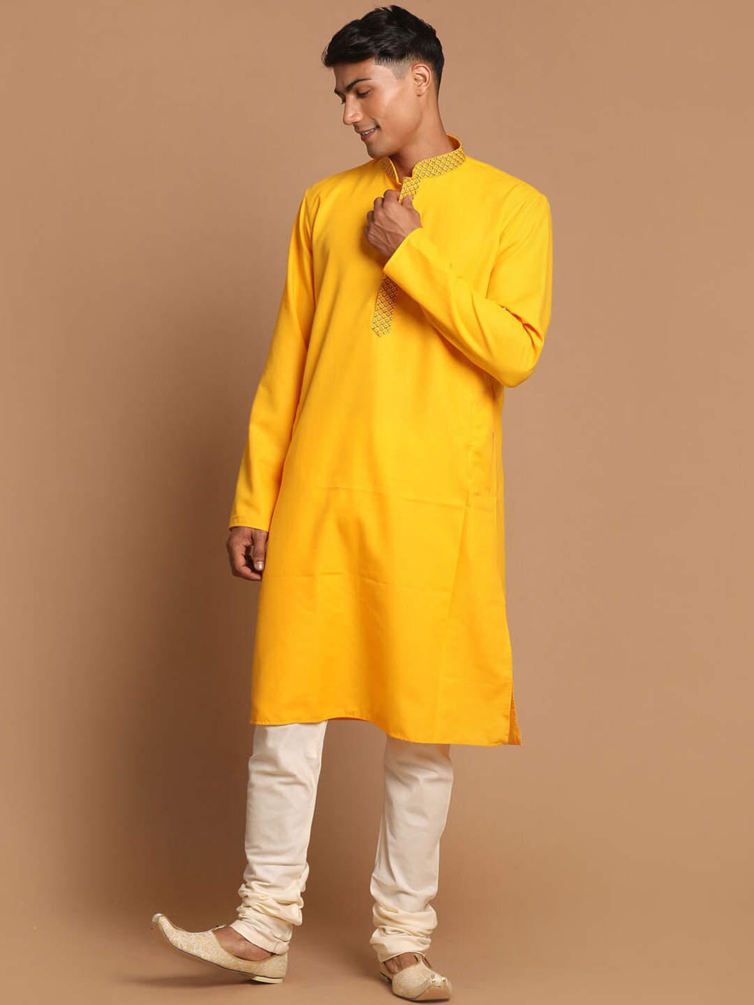 

VASTRAMAY Men Yellow Embroidered Pleated Thread Work Kurti with Pyjamas