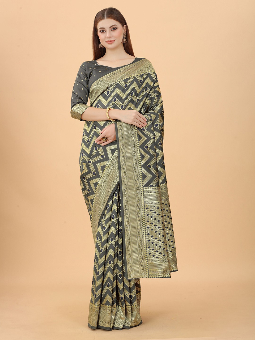 

INDI AVTAAR Grey & Gold-Toned Woven Design Zari Silk Cotton Banarasi Saree