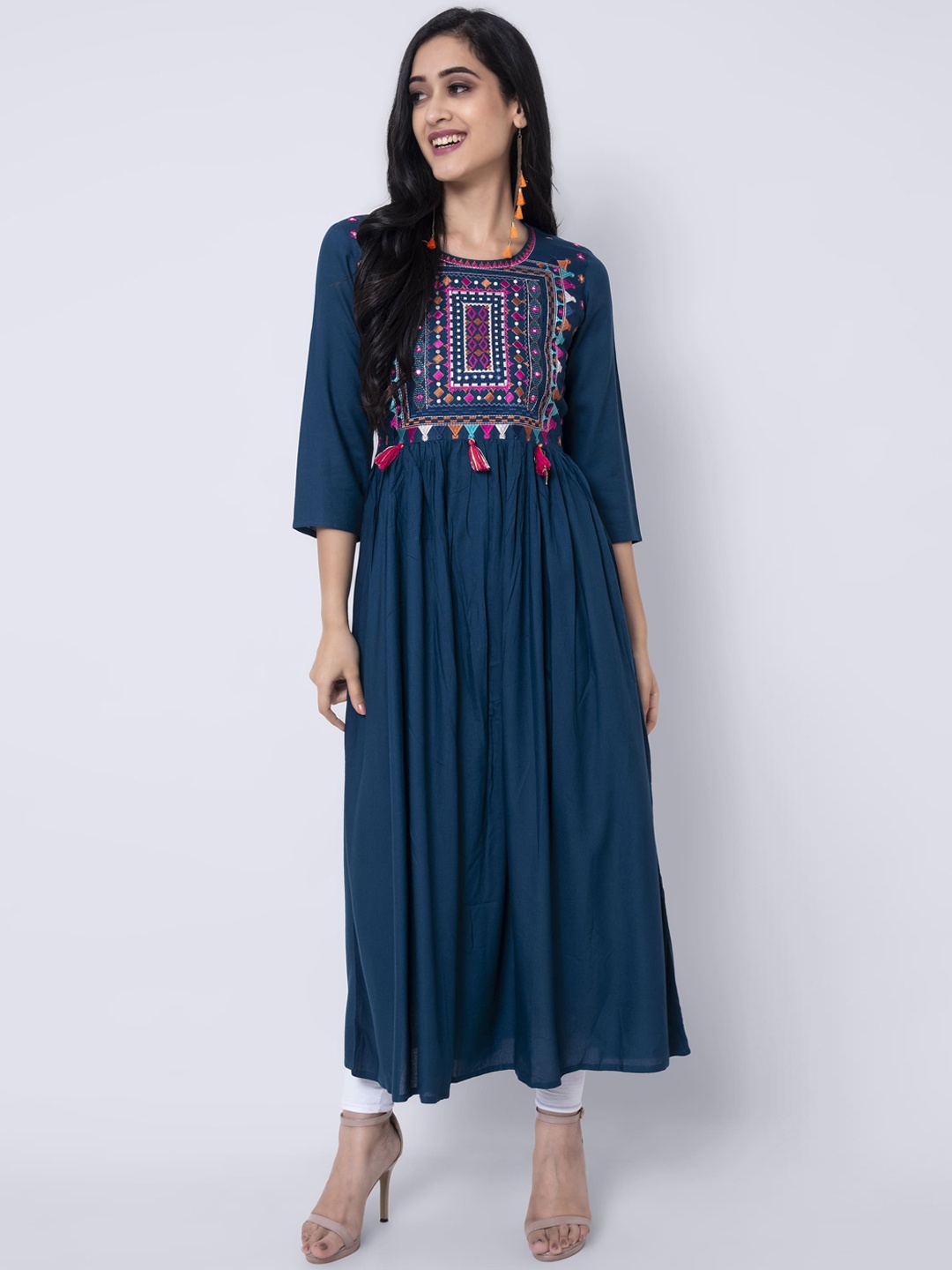 

KIMAYRA Women Blue Geometric Embroidered Keyhole Neck Flared Sleeves Thread Work Anarkali Kurta