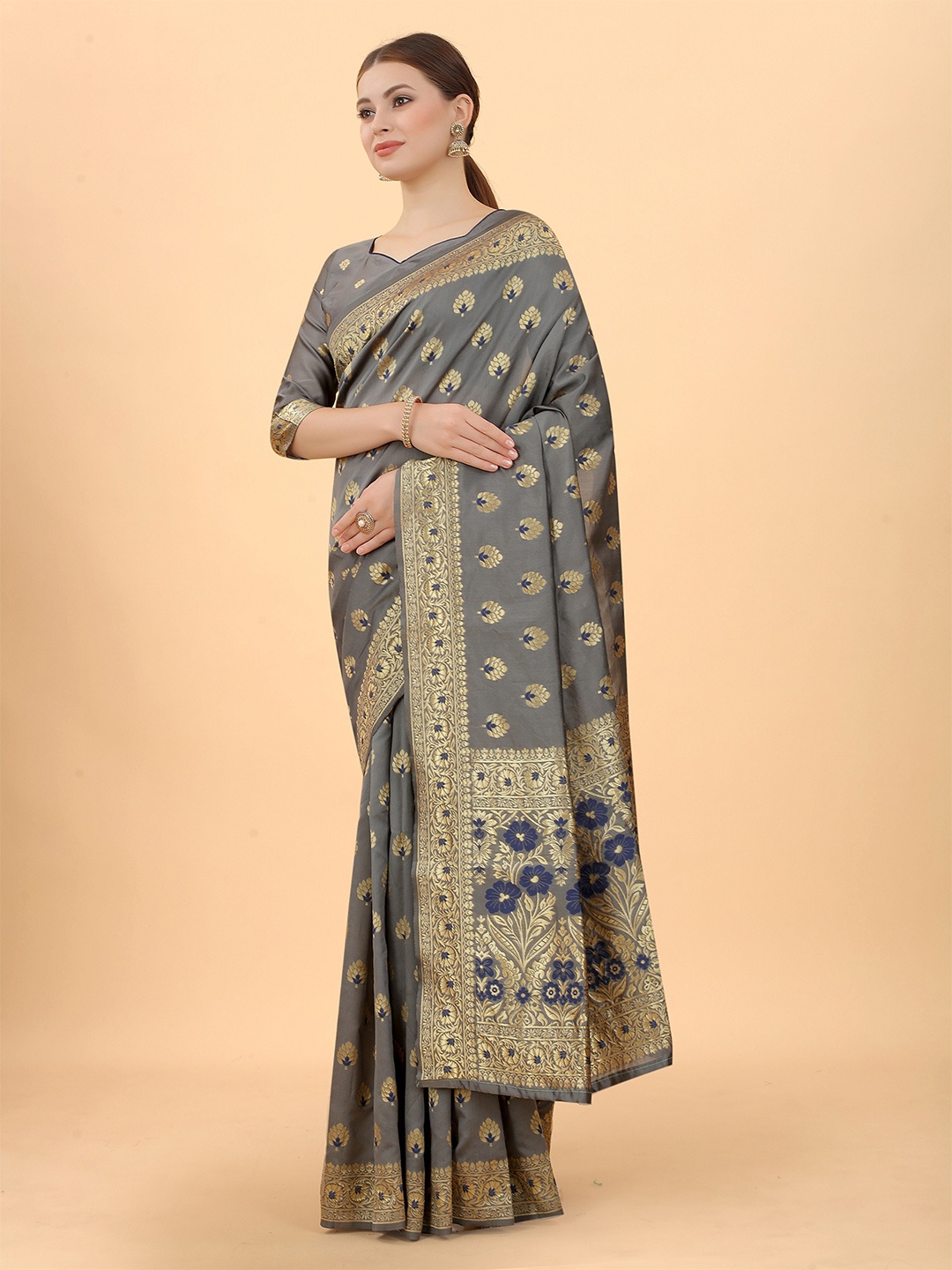 

INDI AVTAAR Grey & Gold-Toned Woven Design Zari Silk Cotton Banarasi Saree