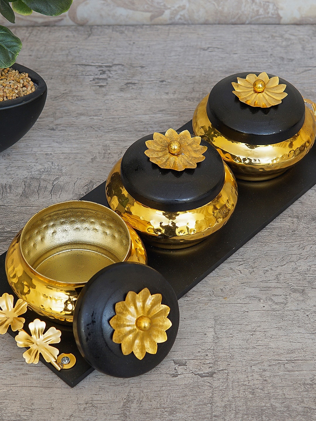 

StatueStudio Black & Gold-colored Textured Serving Tray With 3 Bowl, Multi