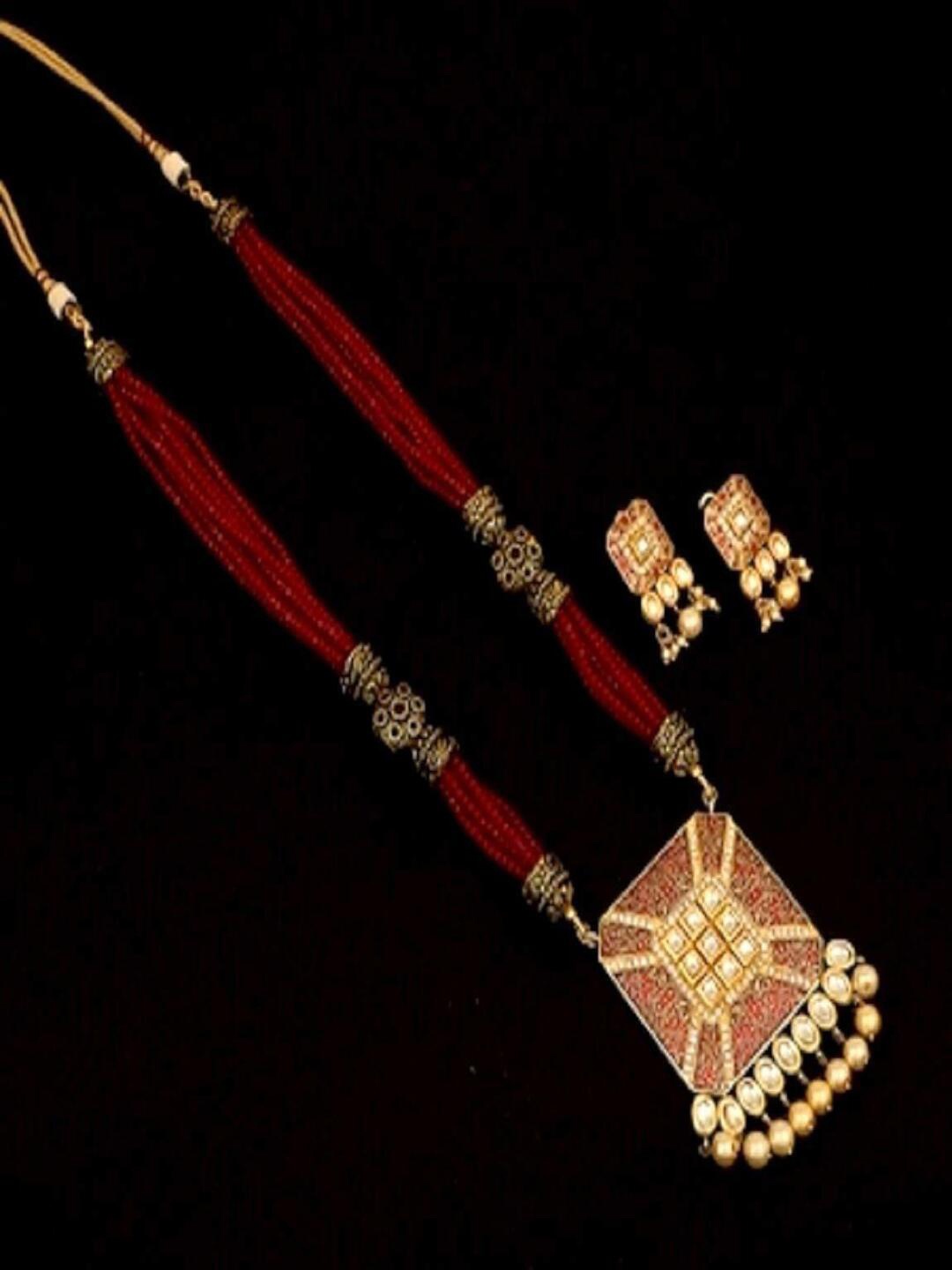 

Runjhun Gold-Plated Maroon Kundan-Studded Jewellery Set