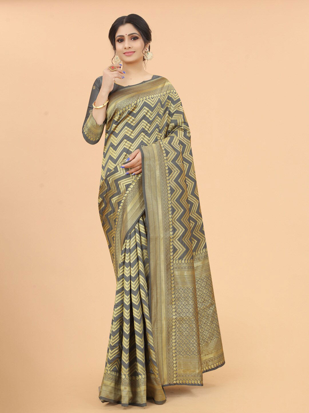 

INDI AVTAAR Grey & Gold-Toned Woven Design Zari Silk Cotton Fusion Banarasi Saree