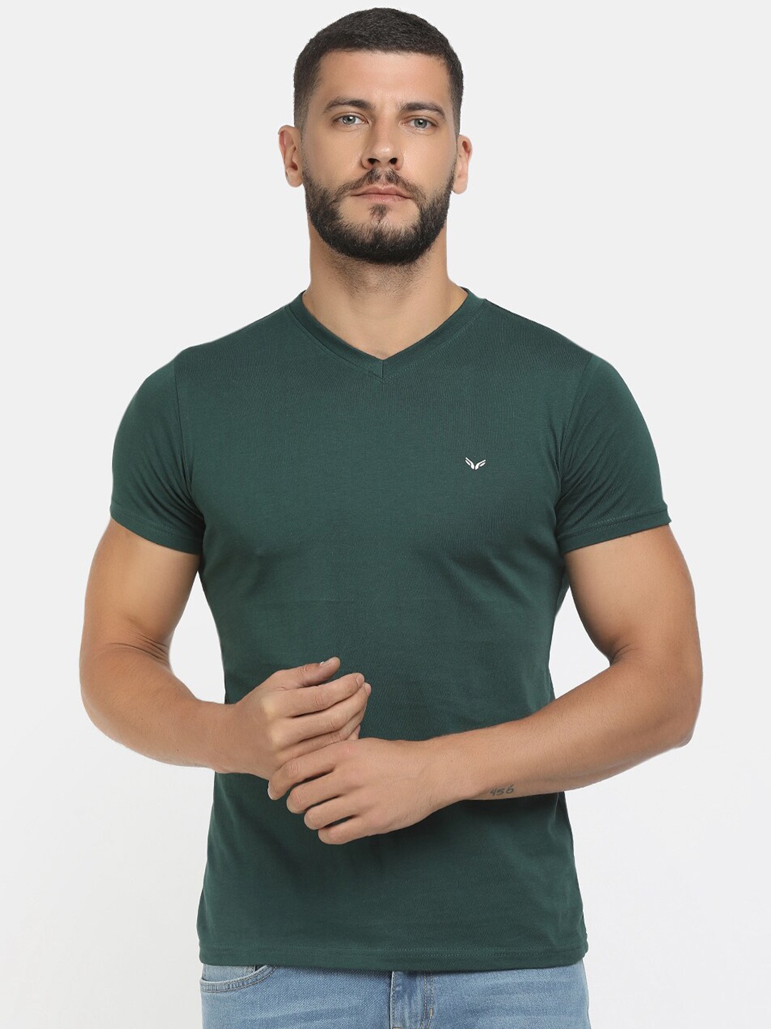 

V-Mart Men Green V-Neck Applique Slim Fit T-shirt