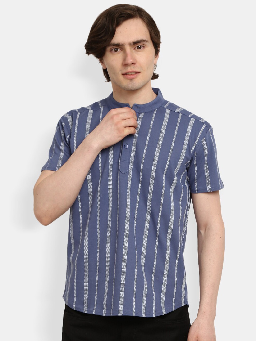 

V-Mart Men Blue Striped Slim Fit T-shirt