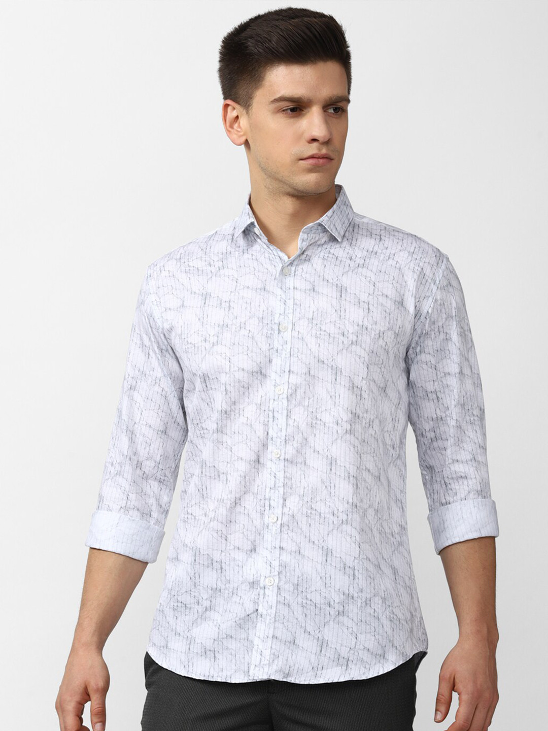 

V Dot Men White Slim Fit Floral Printed Casual Shirt