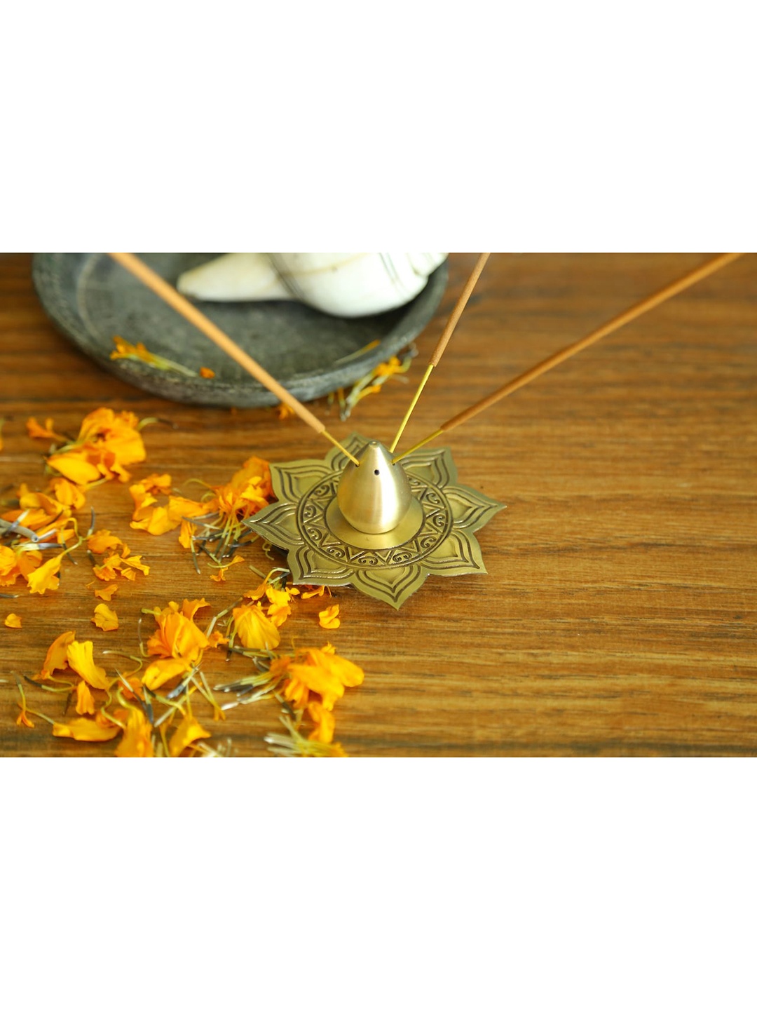 

nakshikathaa Gold Textured Gold-Handcrafted Brass Incense Stick Holder