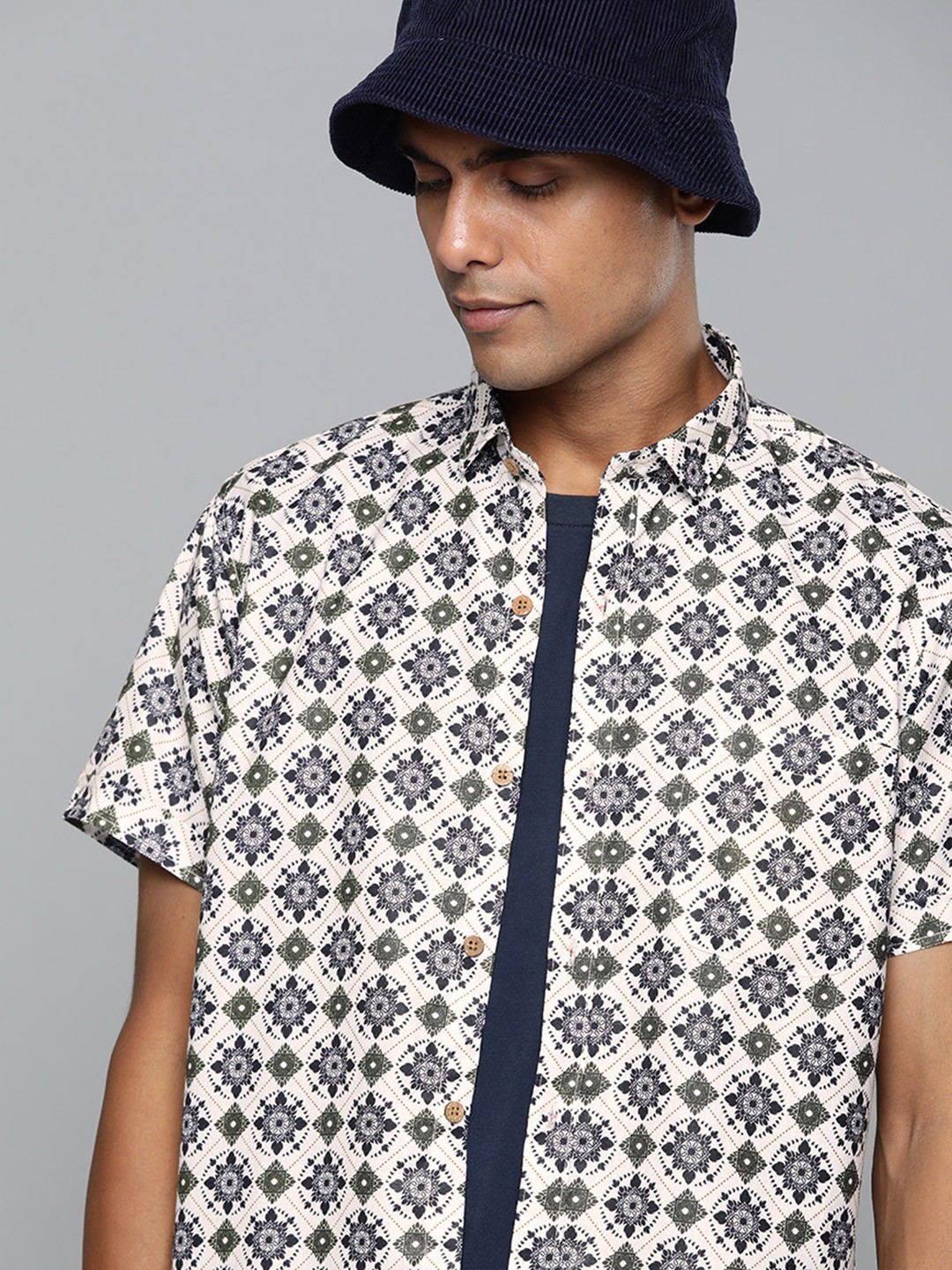 

DENNISON Men Off White & Green Comfort Fit Printed Casual Shirt