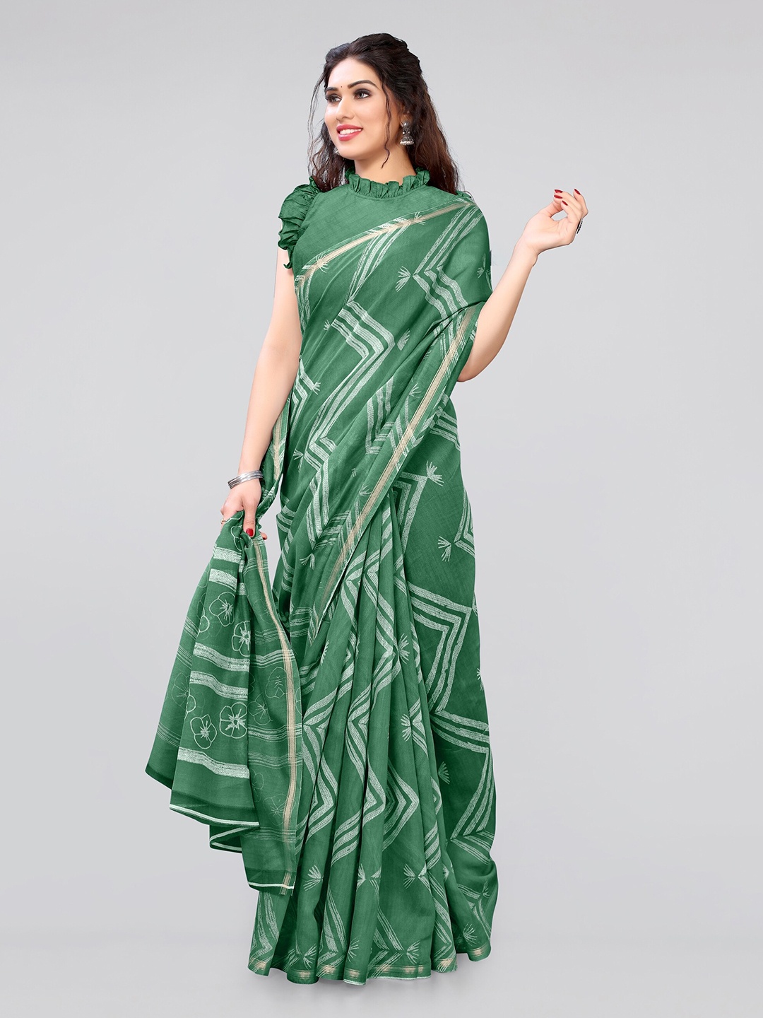 

MIRCHI FASHION Green & White Leheriya Saree