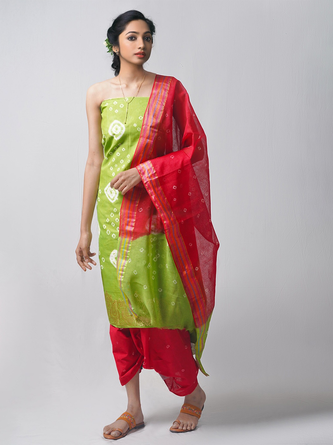 

Unnati Silks Green & White Dyed Pure Cotton Unstitched Dress Material