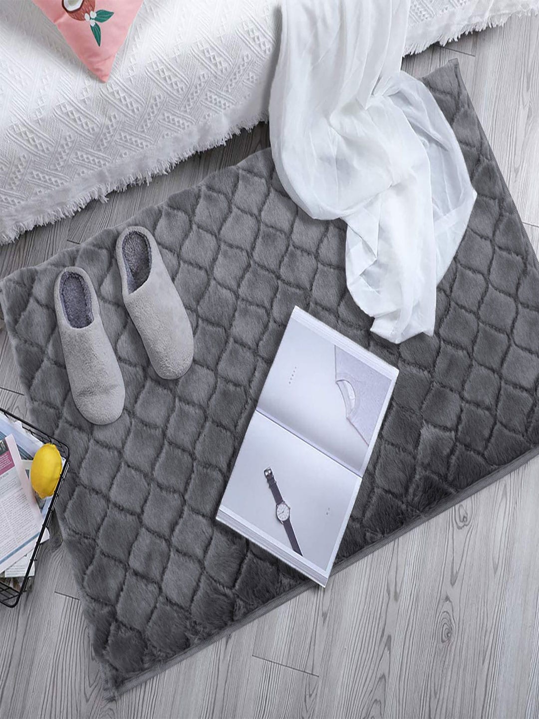 

LUXEHOME INTERNATIONAL Silver Colored Solid Bath Rug, Grey