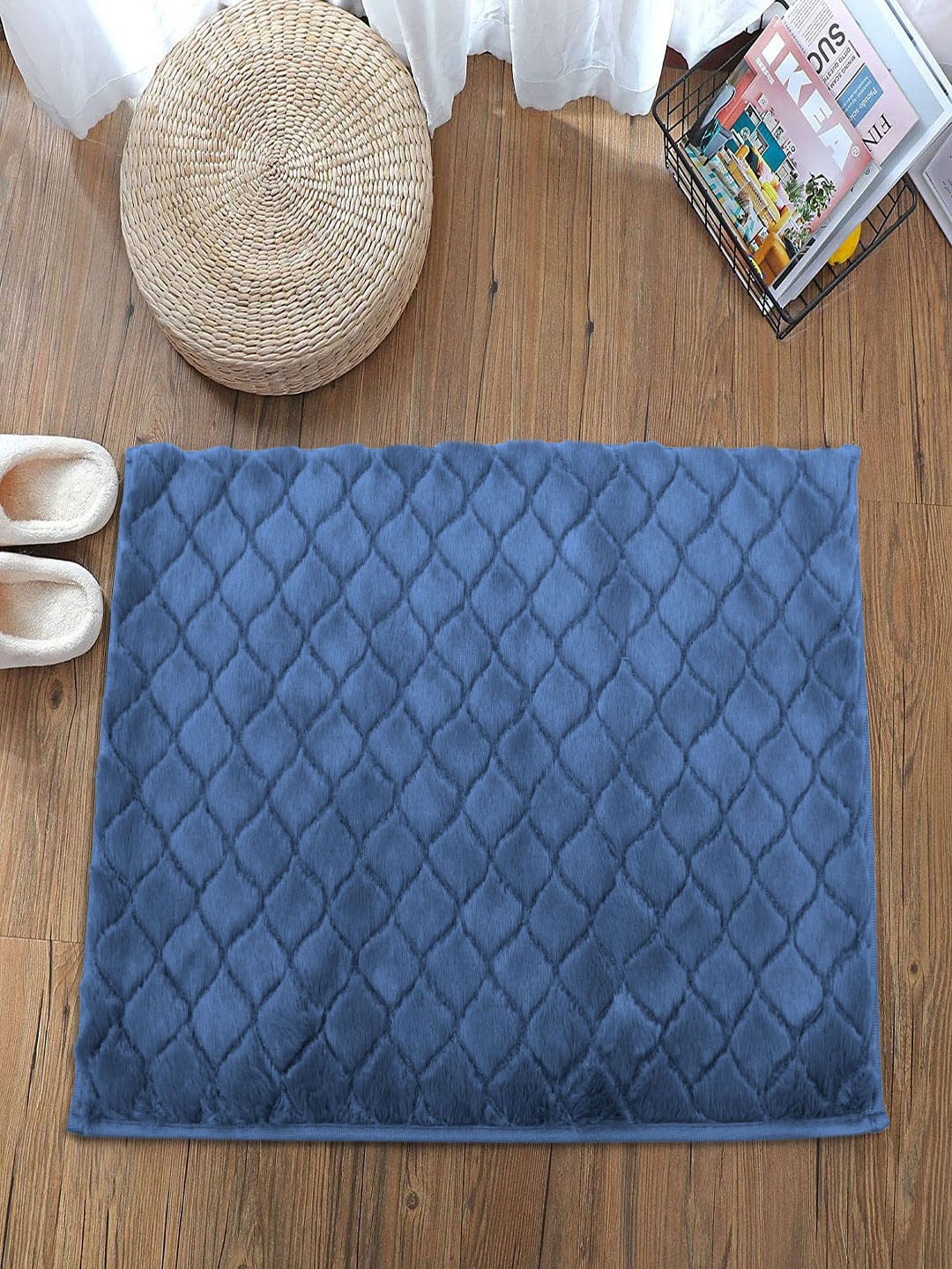 

LUXEHOME INTERNATIONAL Blue Checked Bath Rug