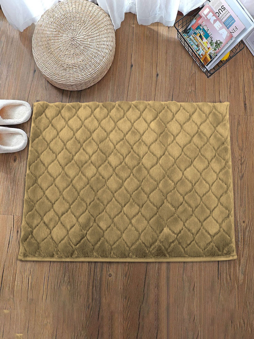 

LUXEHOME INTERNATIONAL Golden Faux Rabbit Fur 1000 GSM Doormat, Gold