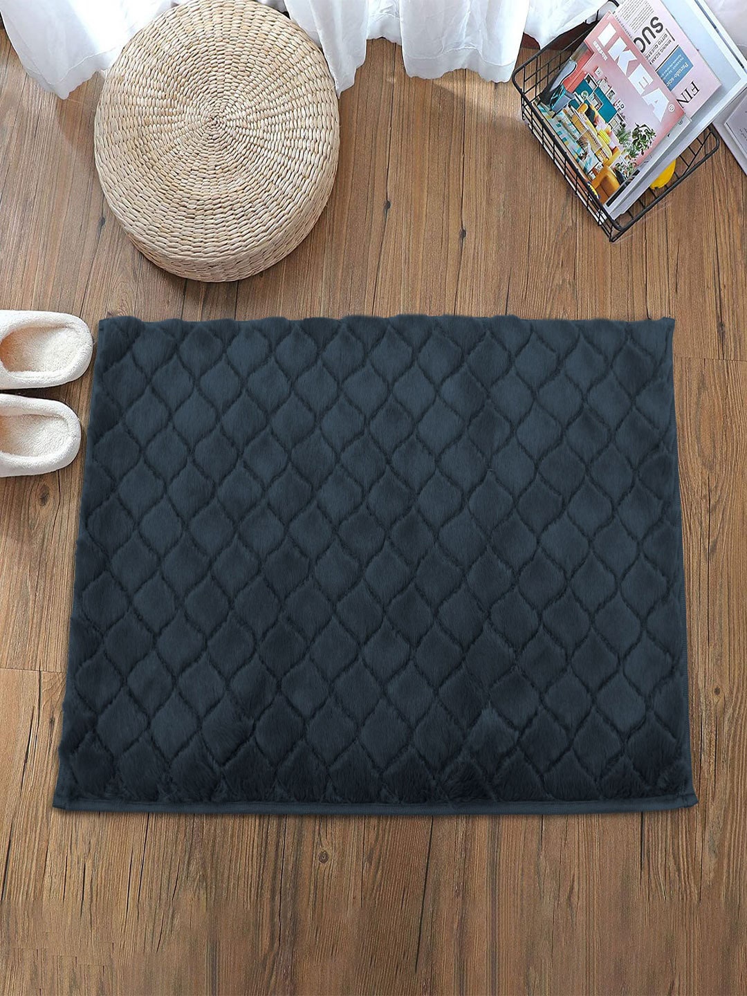 

LUXEHOME INTERNATIONAL Austria Black Textured 1000 GSM Rectangular Bath Rug