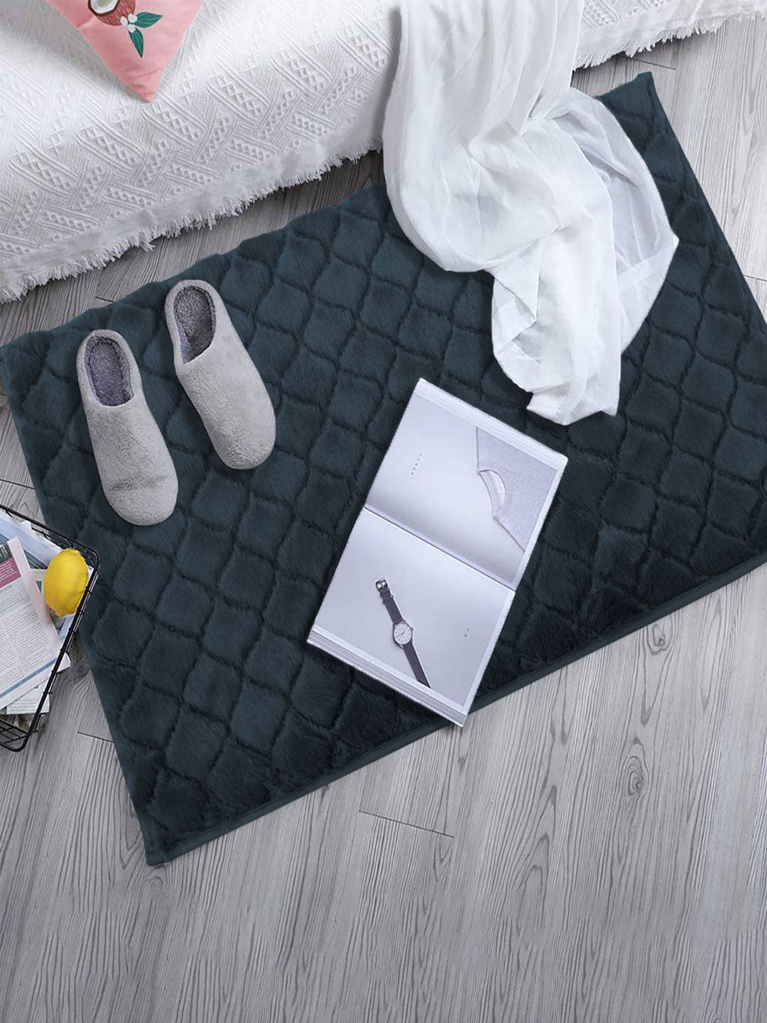 

LUXEHOME INTERNATIONAL Dark Grey Faux Rabbit Fur 1000GSM Bath Rug