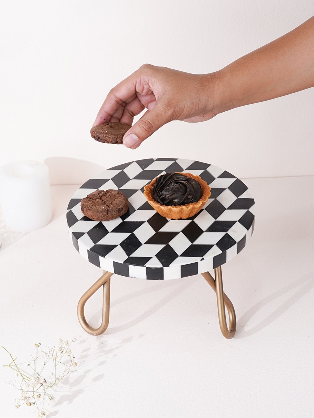 

CASA DECOR White & Black Checked Resin Cake Stand