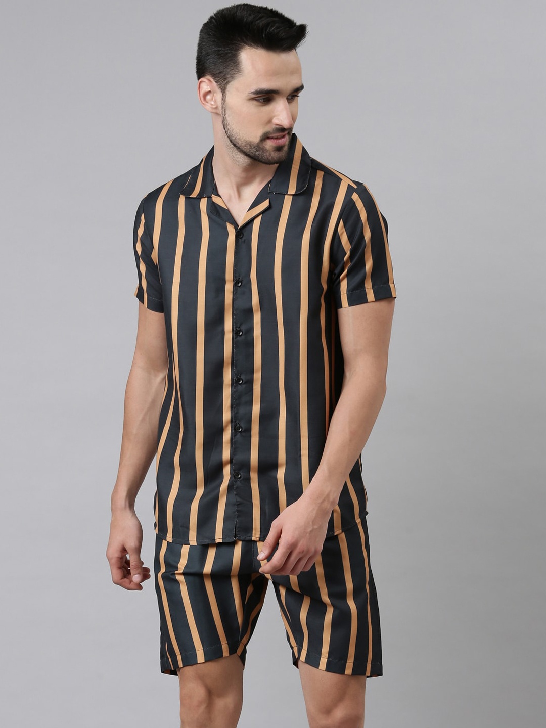 

Bushirt Men Green & Brown Printed Night suit