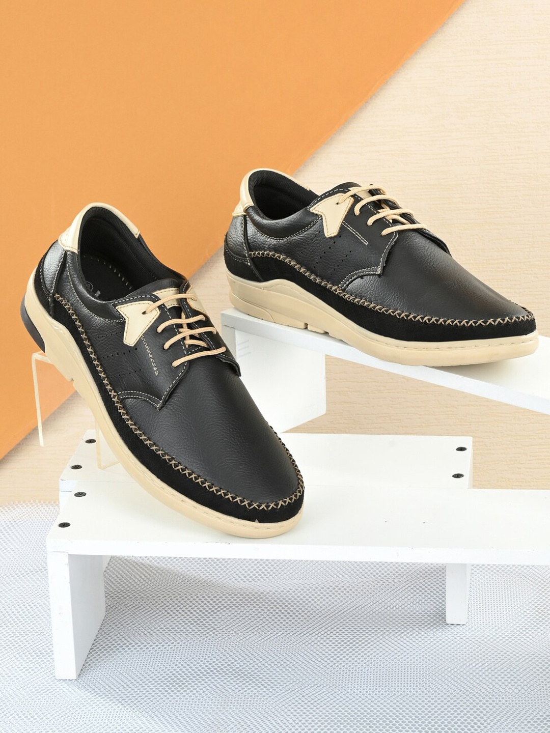 

VIV Men Black Colourblocked Derbys