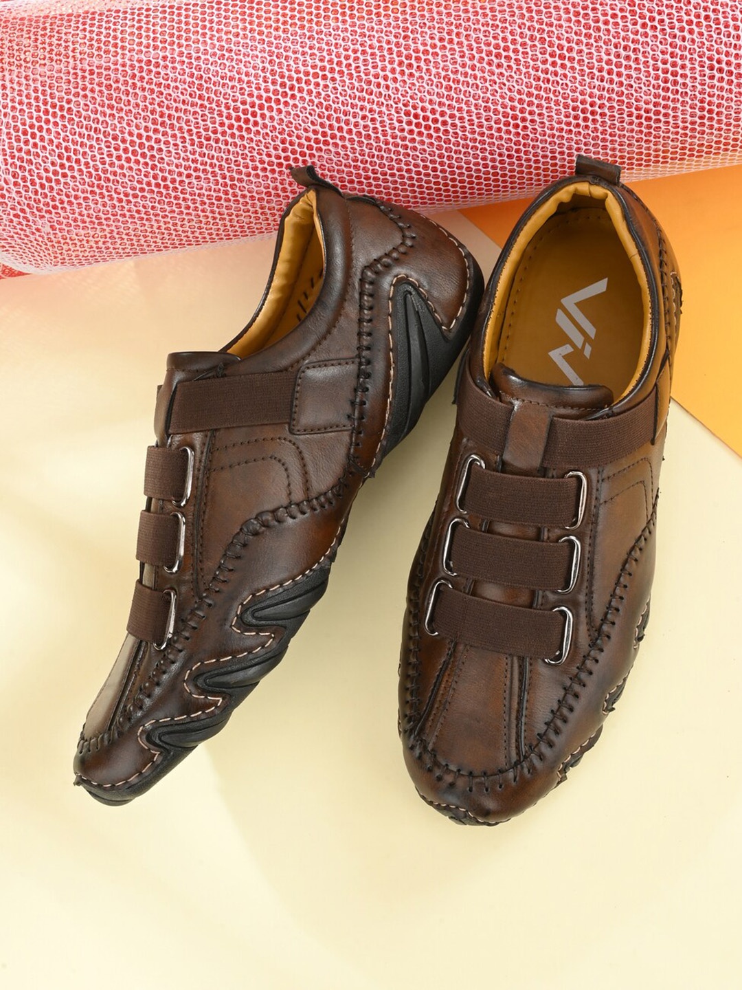 

VIV Men Brown Textured Slip-On Sneakers