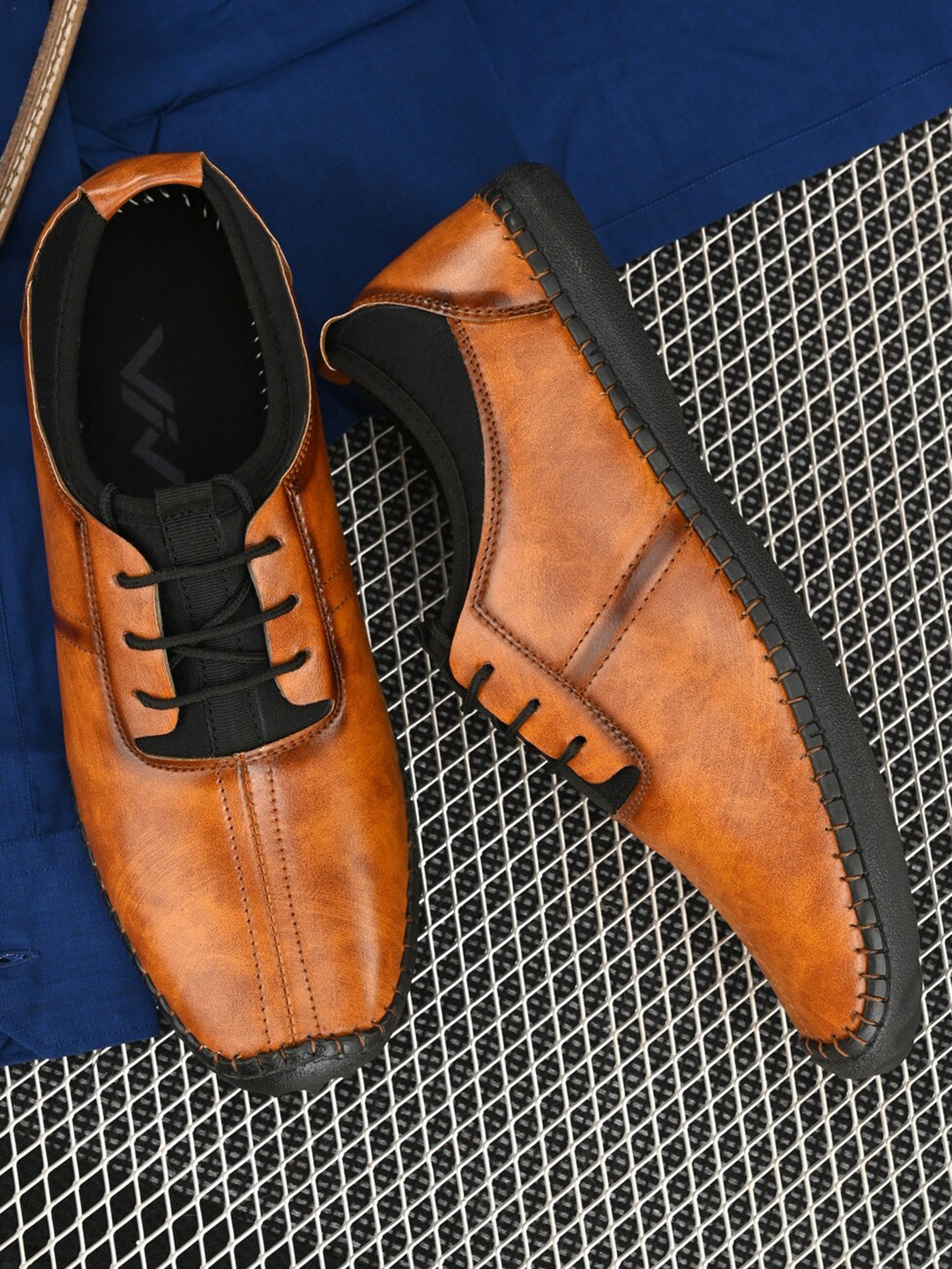 

VIV Men Tan Colourblocked Derbys