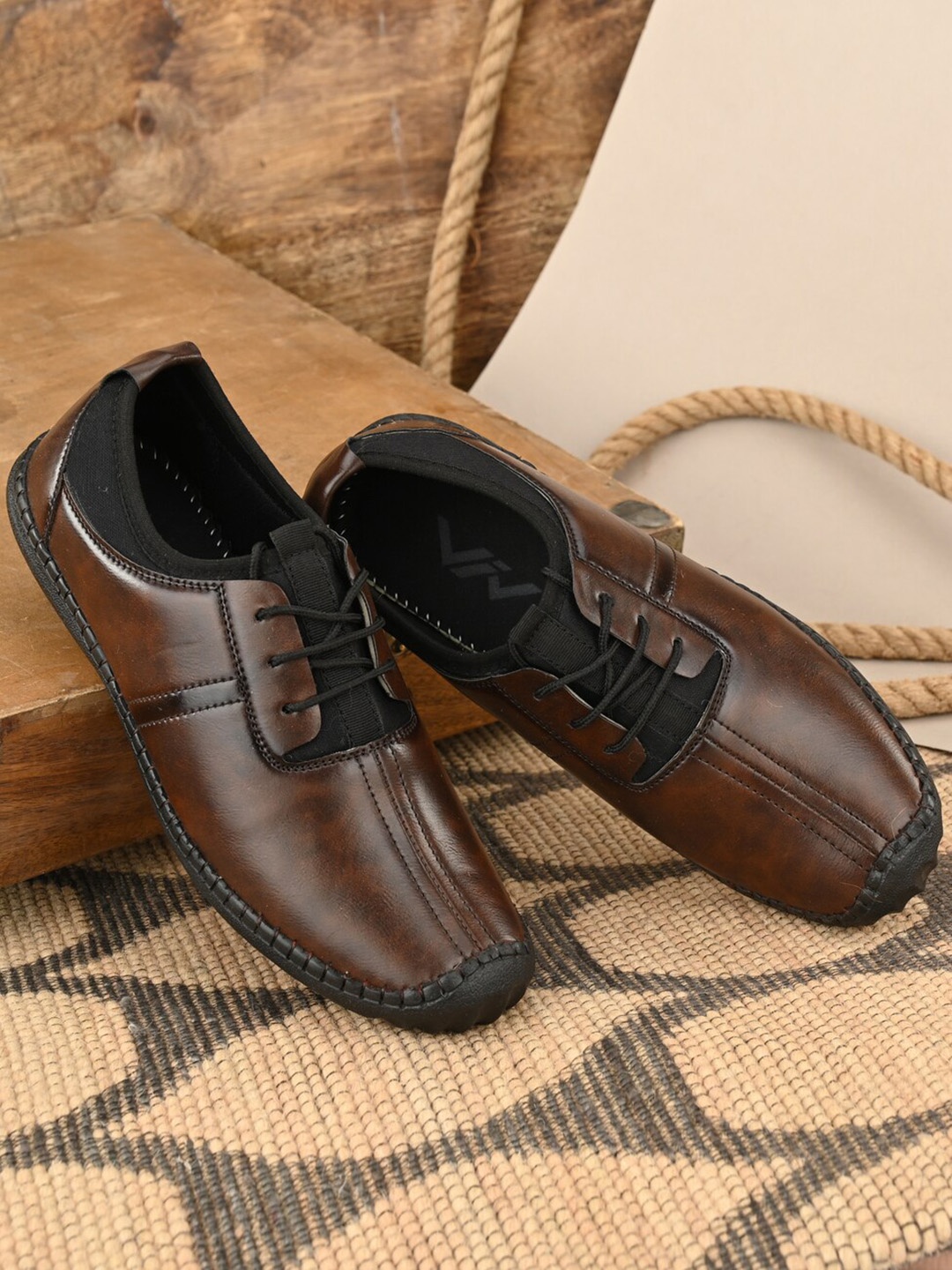 

VIV Men Brown Colourblocked Fashion