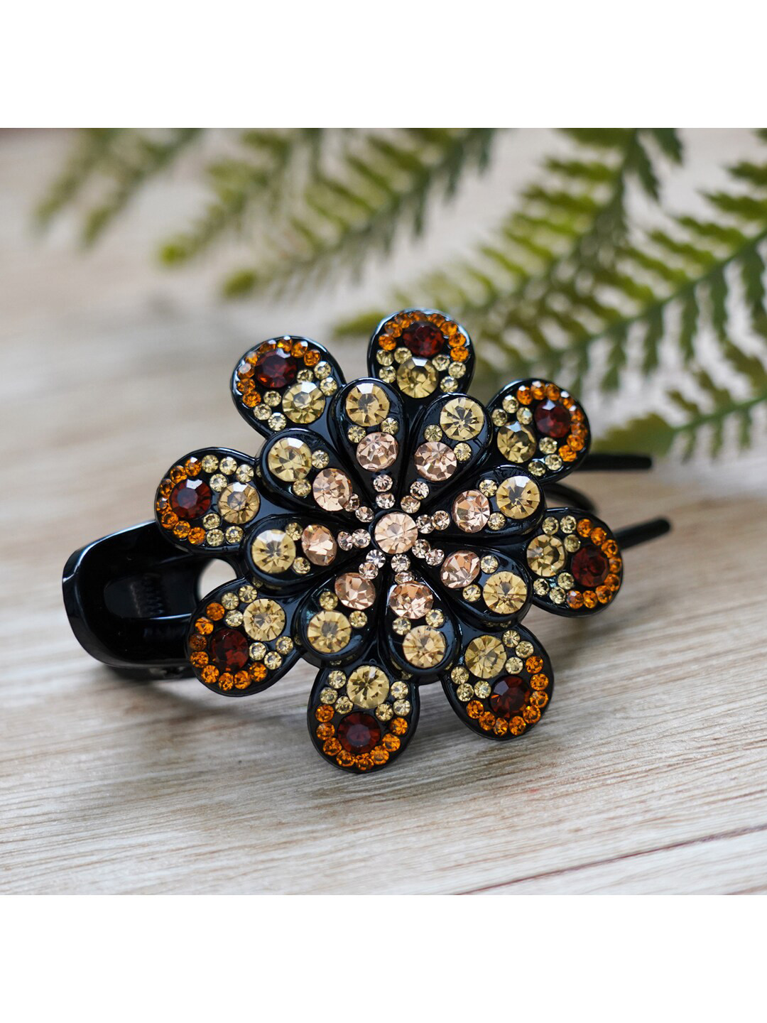 

MIZORRI Women Gold-Toned & Black Claw Clip