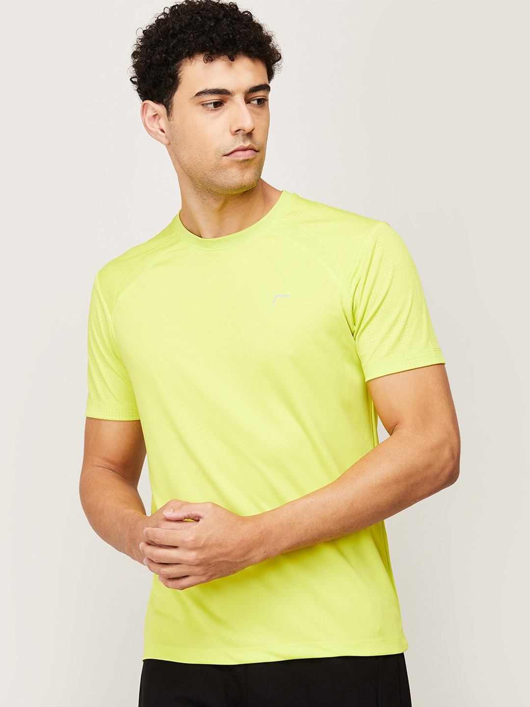 

Fame Forever by Lifestyle Men Yellow & conditioner V-Neck T-shirt