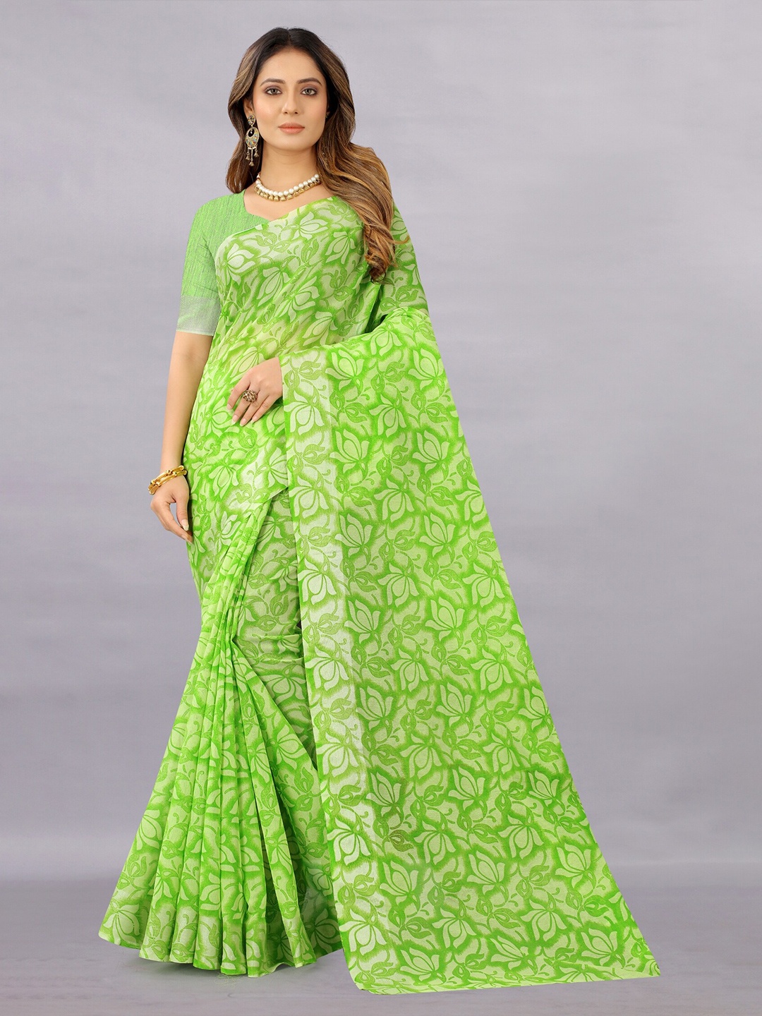 

APNISHA Green & White Floral Pure Cotton Saree