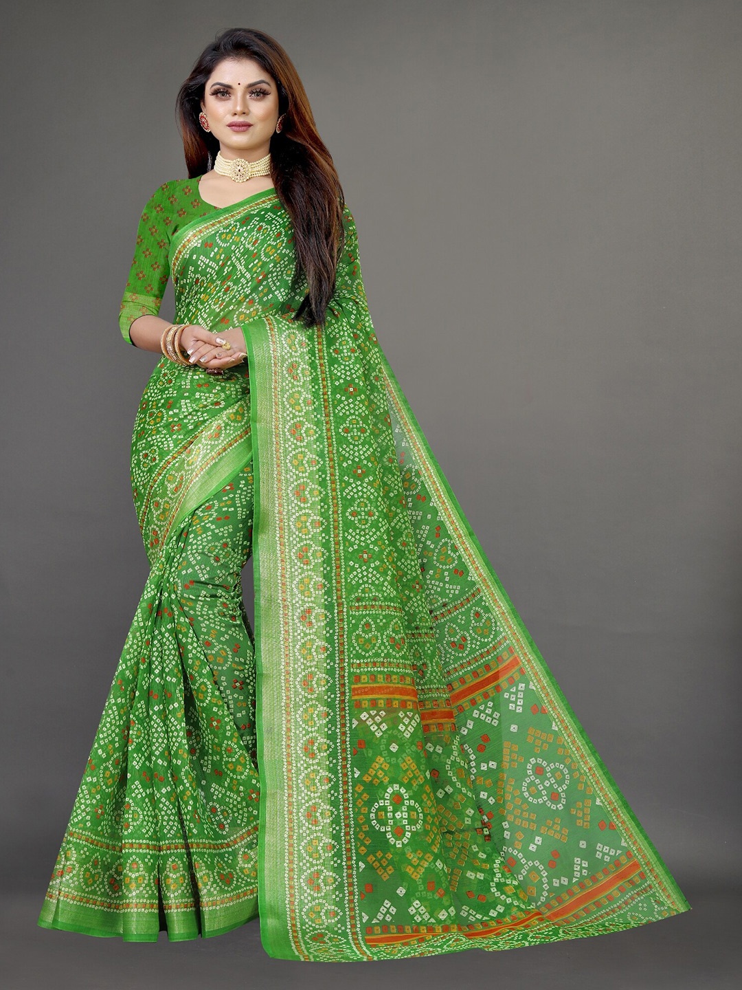 

APNISHA Green & White Bandhani Pure Cotton Saree