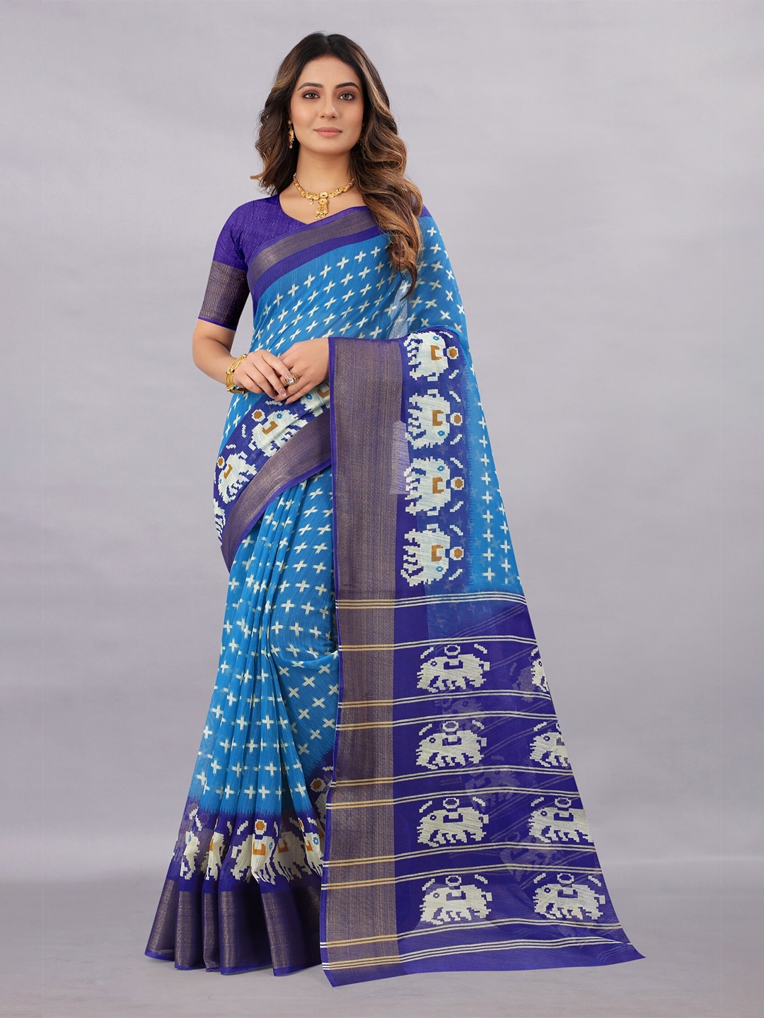 

APNISHA Blue & White Floral Zari Pure Cotton Saree