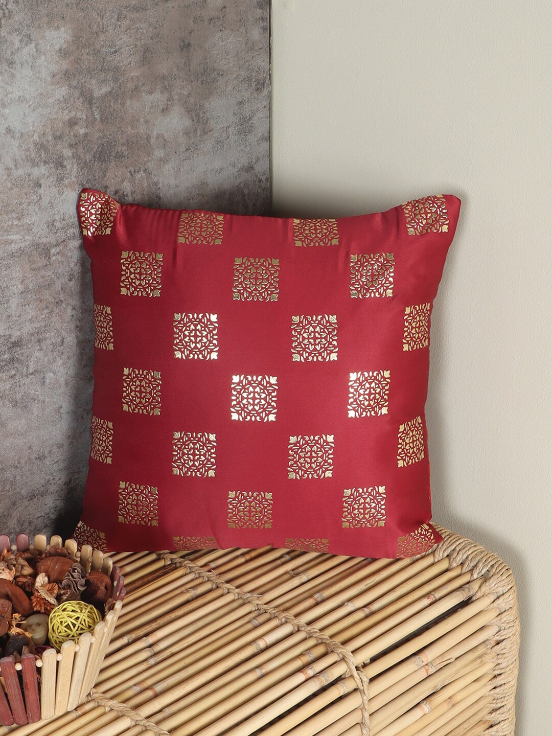 

MFD HOME FURNISHING Maroon & Gold-Toned Square Cushion Covers