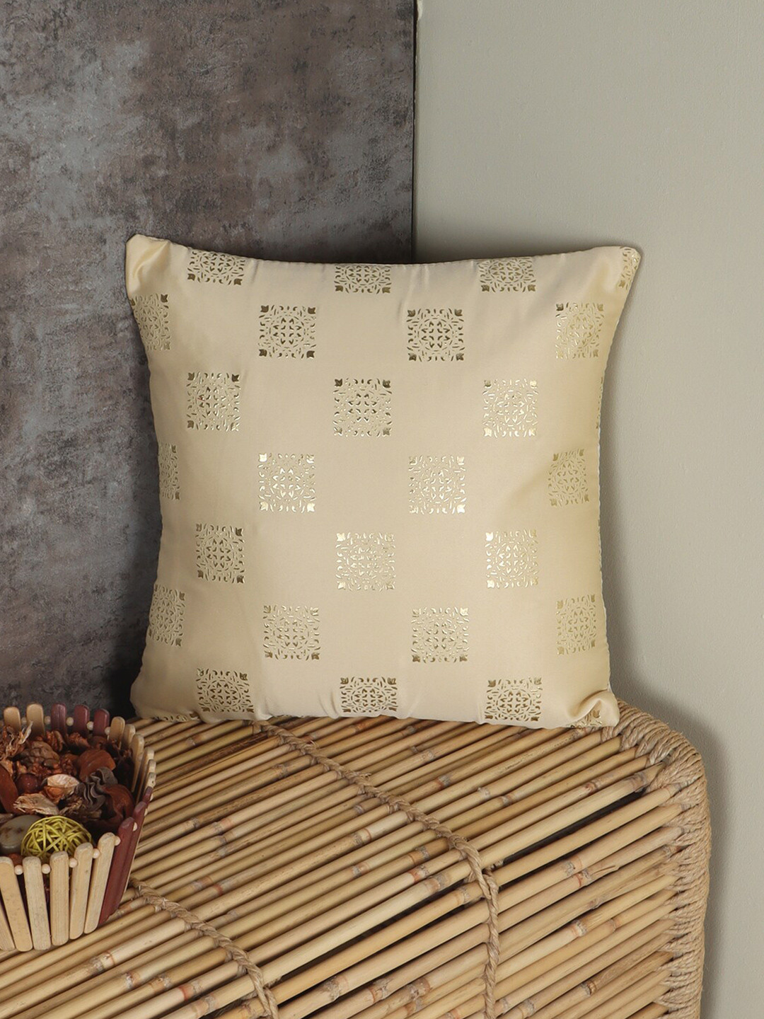 

MFD HOME FURNISHING Cream-Coloured & Gold-Toned Square Cushion Covers