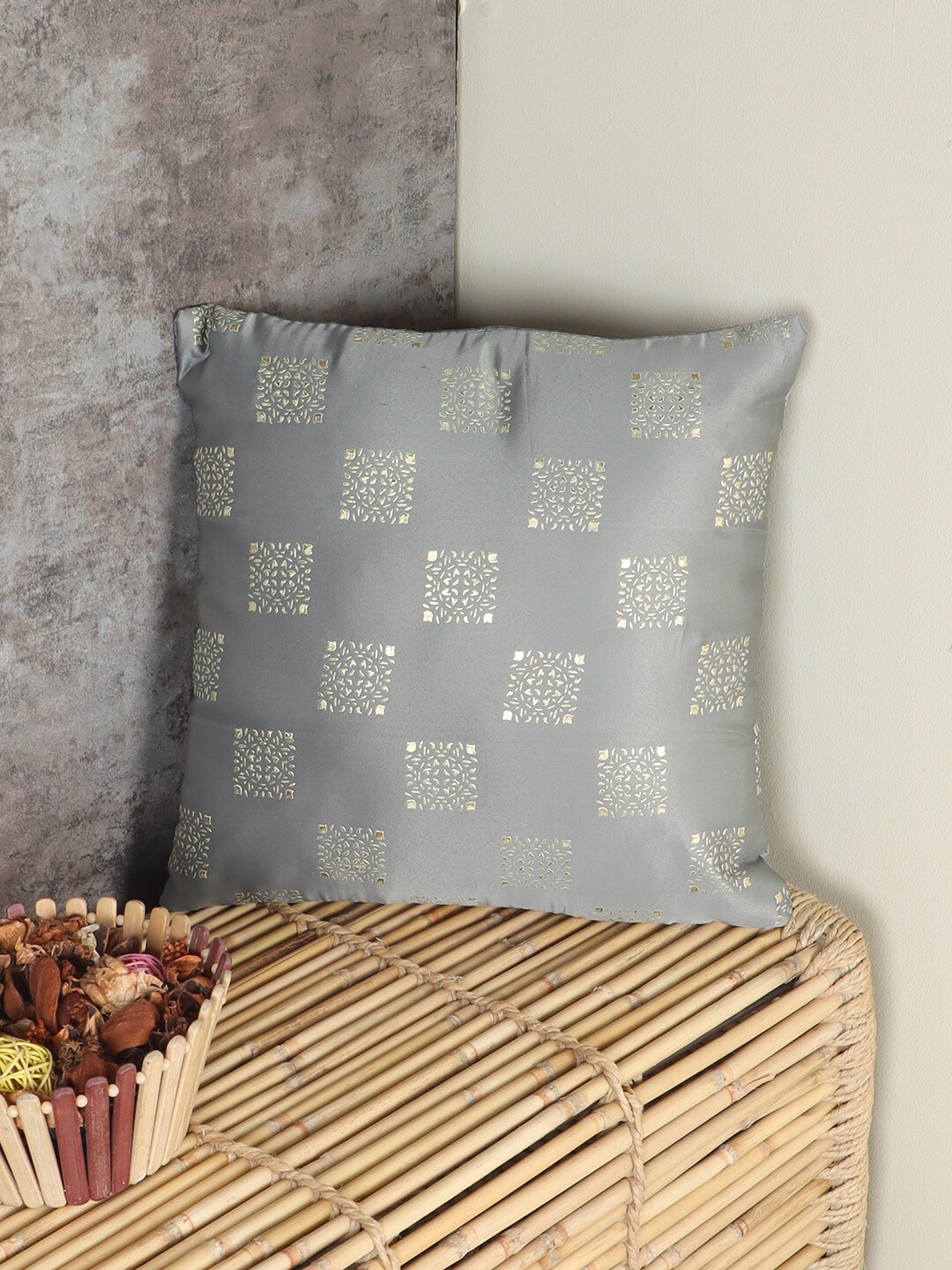 

MFD HOME FURNISHING Grey & Gold-Toned Square Cushion Covers
