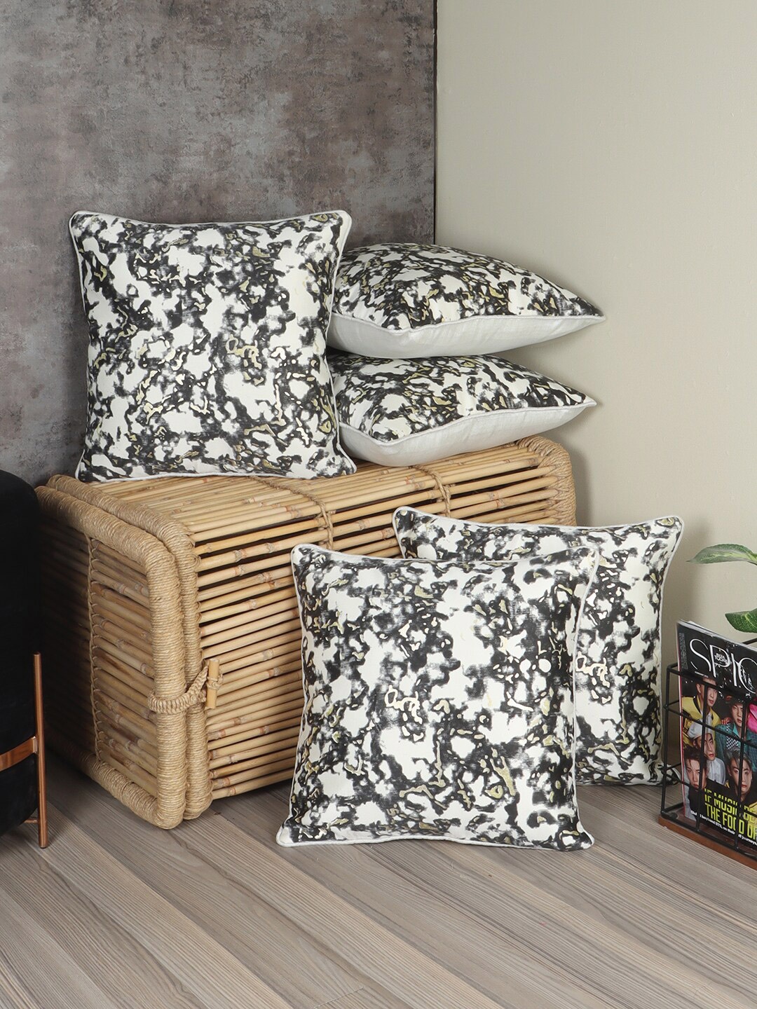 

MFD HOME FURNISHING White & Black Set of 5 Velvet Square Cushion Covers