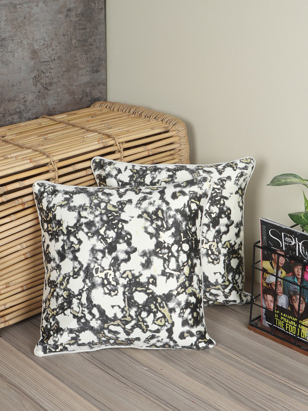 

MFD HOME FURNISHING White & Gold-Toned Set of 2 Velvet Square Cushion Covers