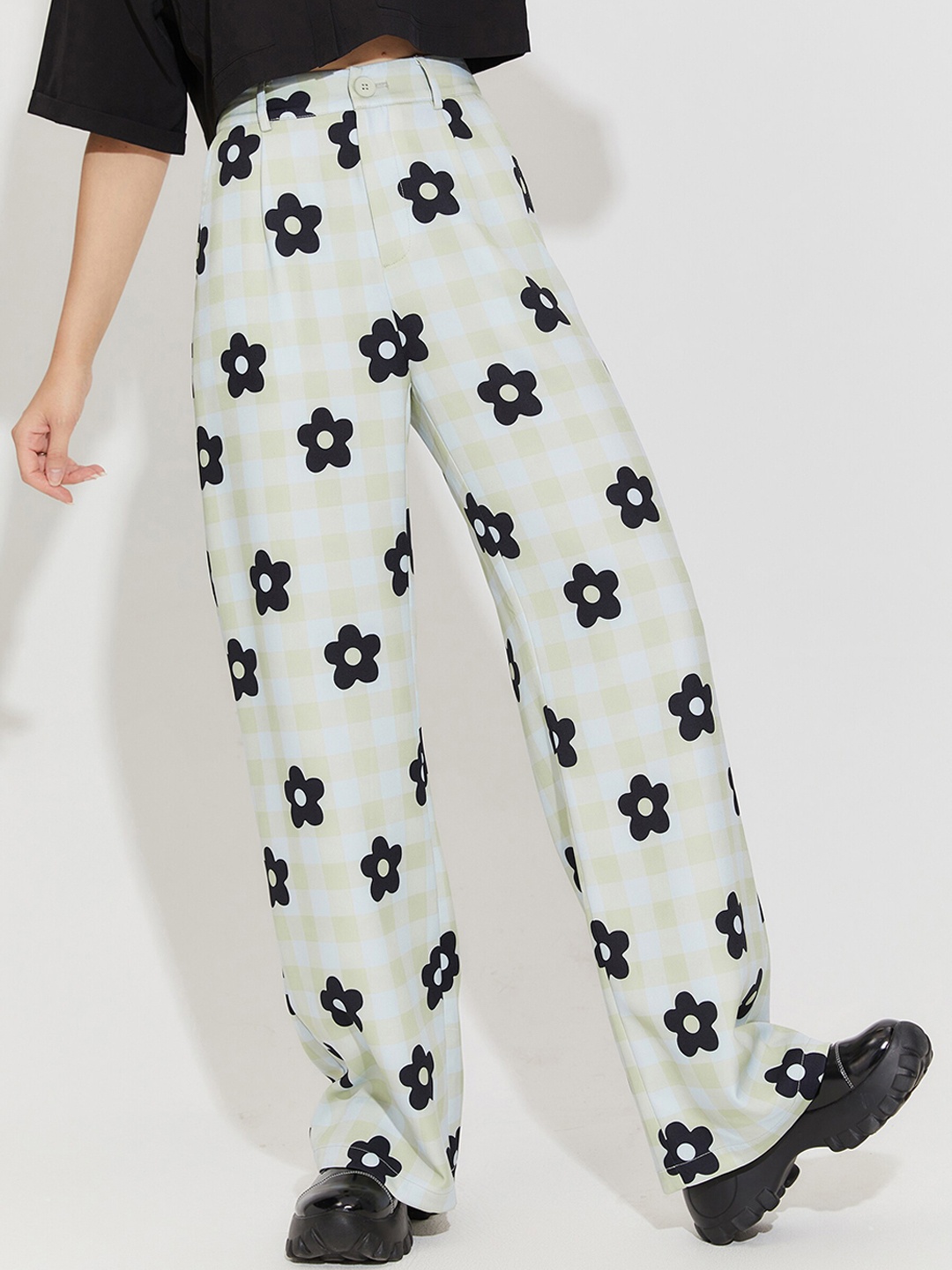 

URBANIC Women Green Checked Trousers