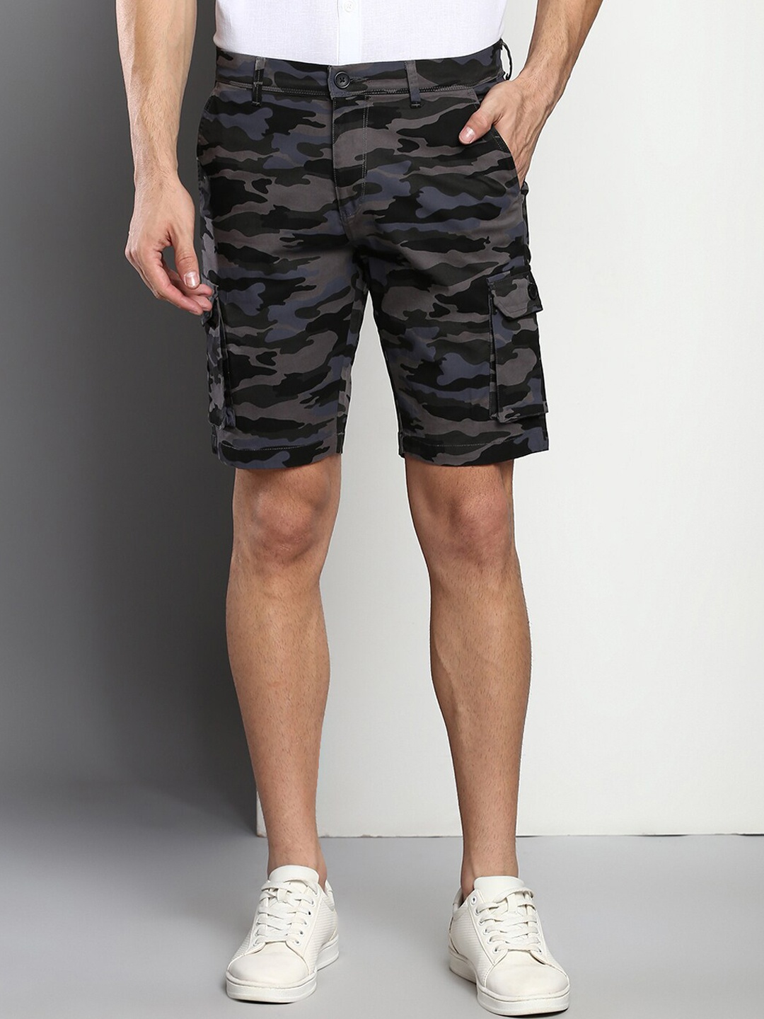 

Dennis Lingo Men Grey Camouflage Printed Slim Fit Cargo Shorts