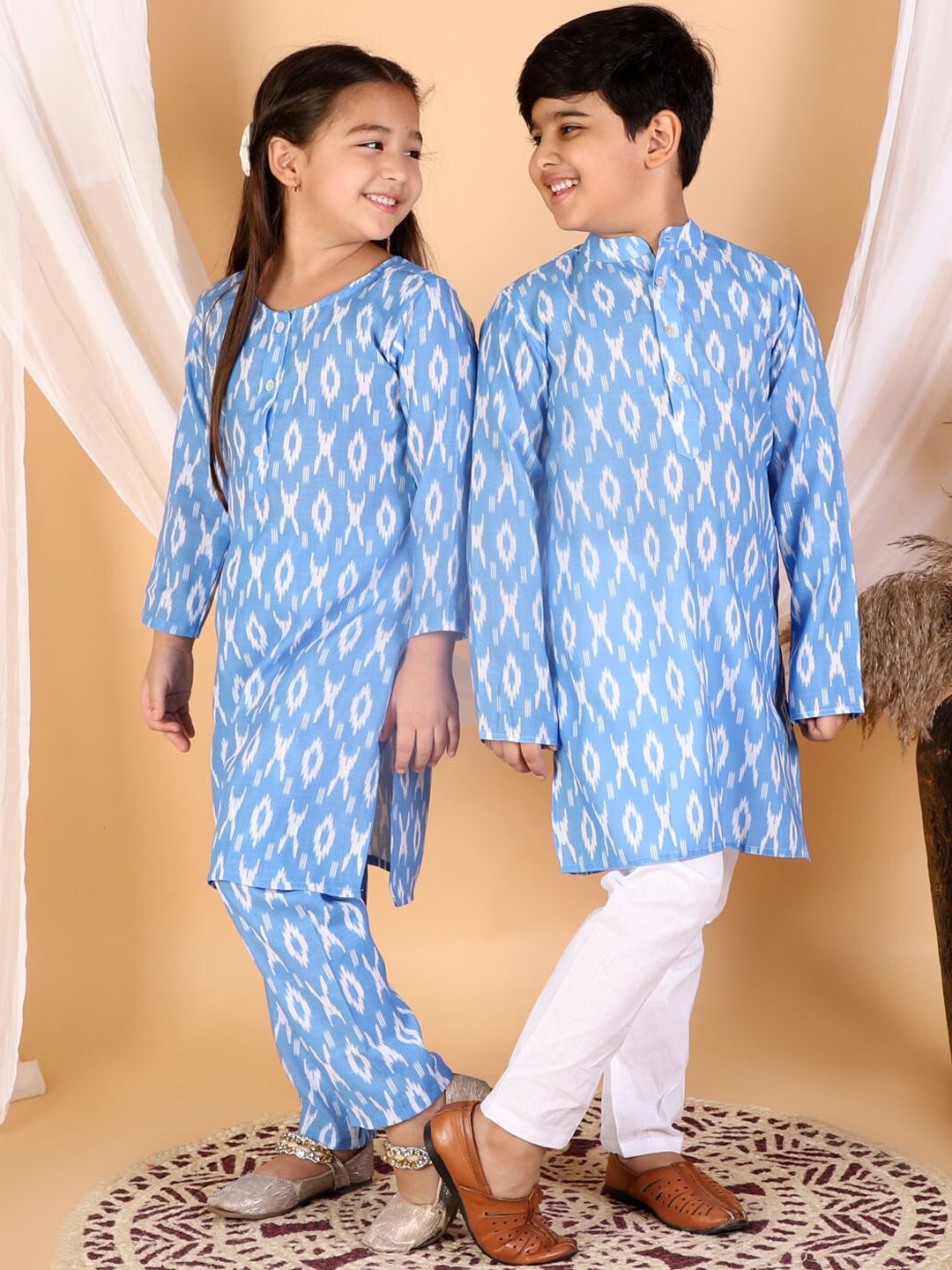 

VASTRAMAY Girls Blue Ikat Printed Linen Kurta And Pant Set