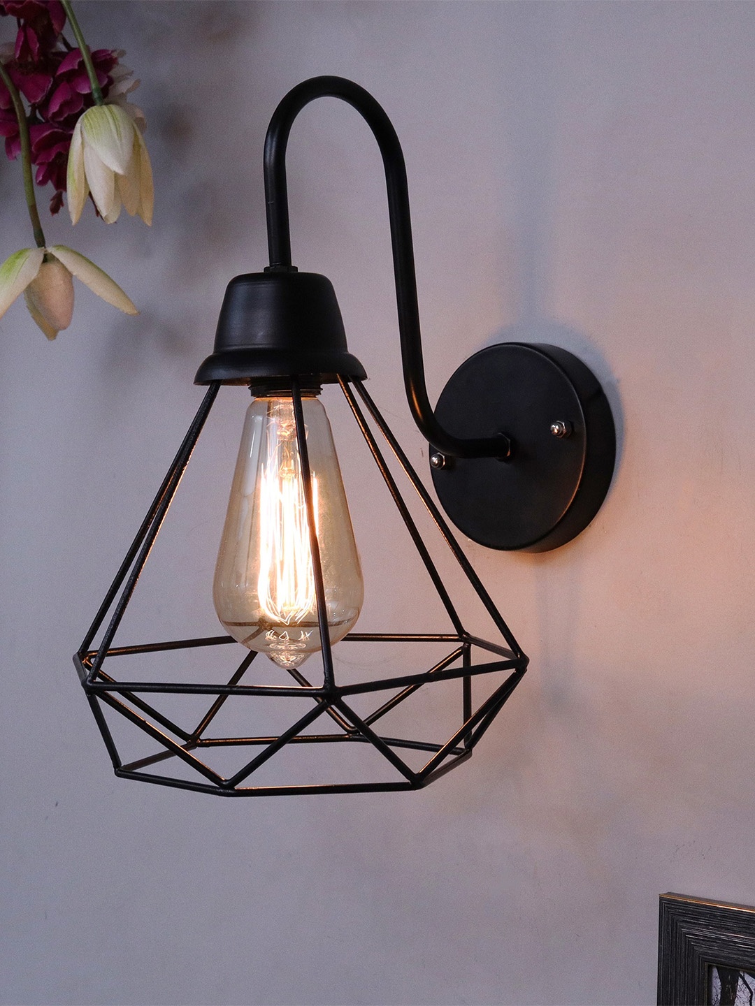 

Homesake Black Solid Diamond Cage-Shaped Wall Lamps