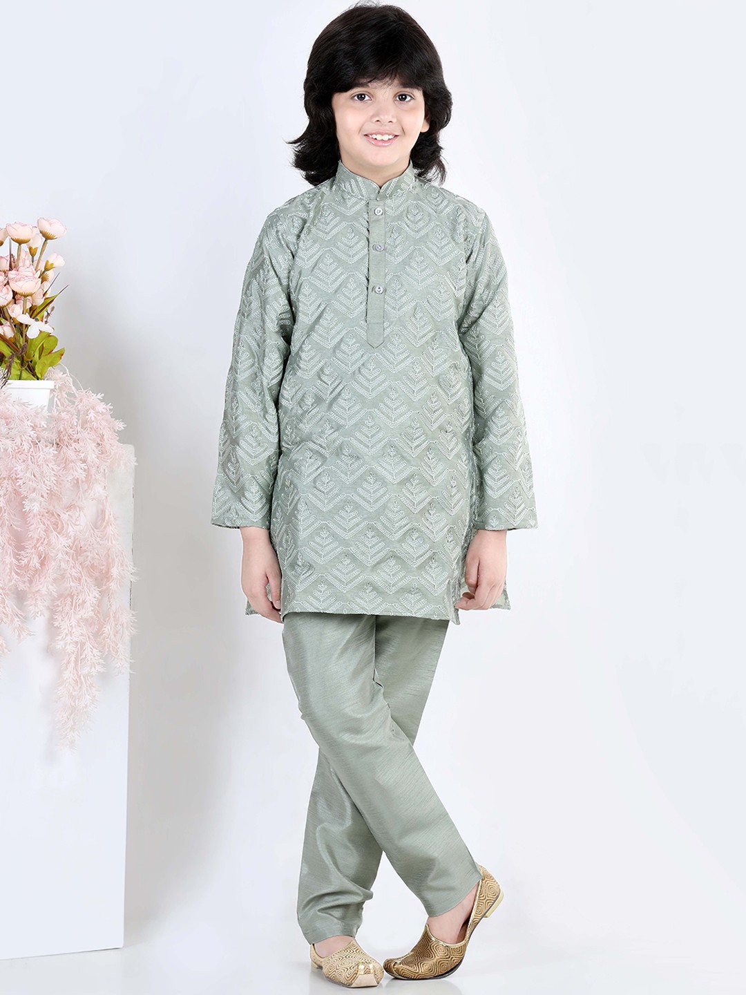 

Aj DEZInES Boys Green Floral Printed Raw Silk Kurta with Pyjamas