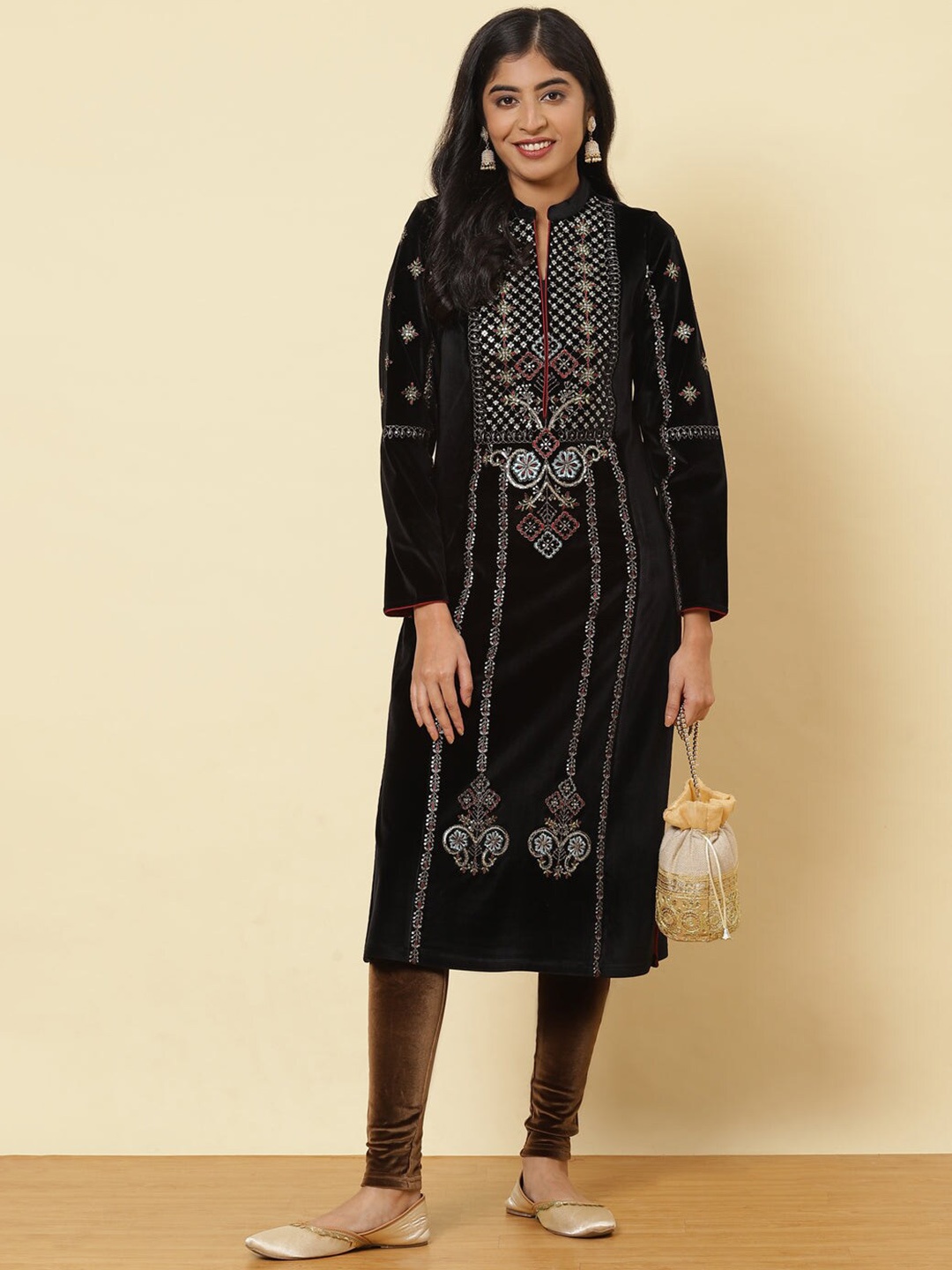 

Lakshita Women Black Floral Printed Velvet Kurta