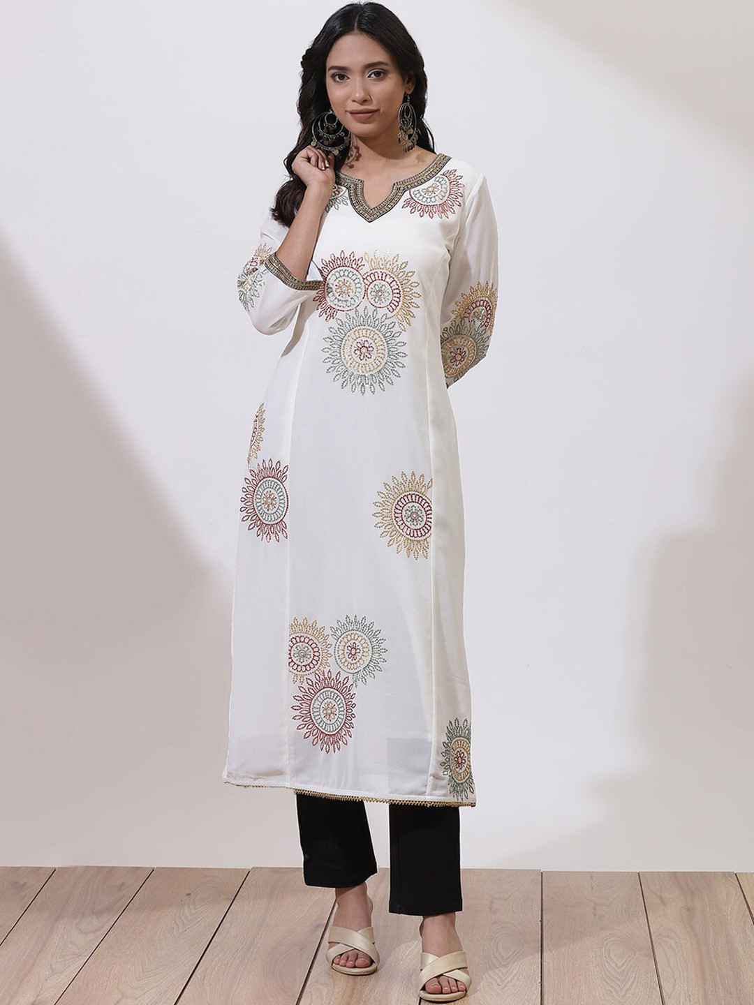 

Lakshita Women Off White Paisley Embroidered Flared Sleeves Thread Work Anarkali Kurta