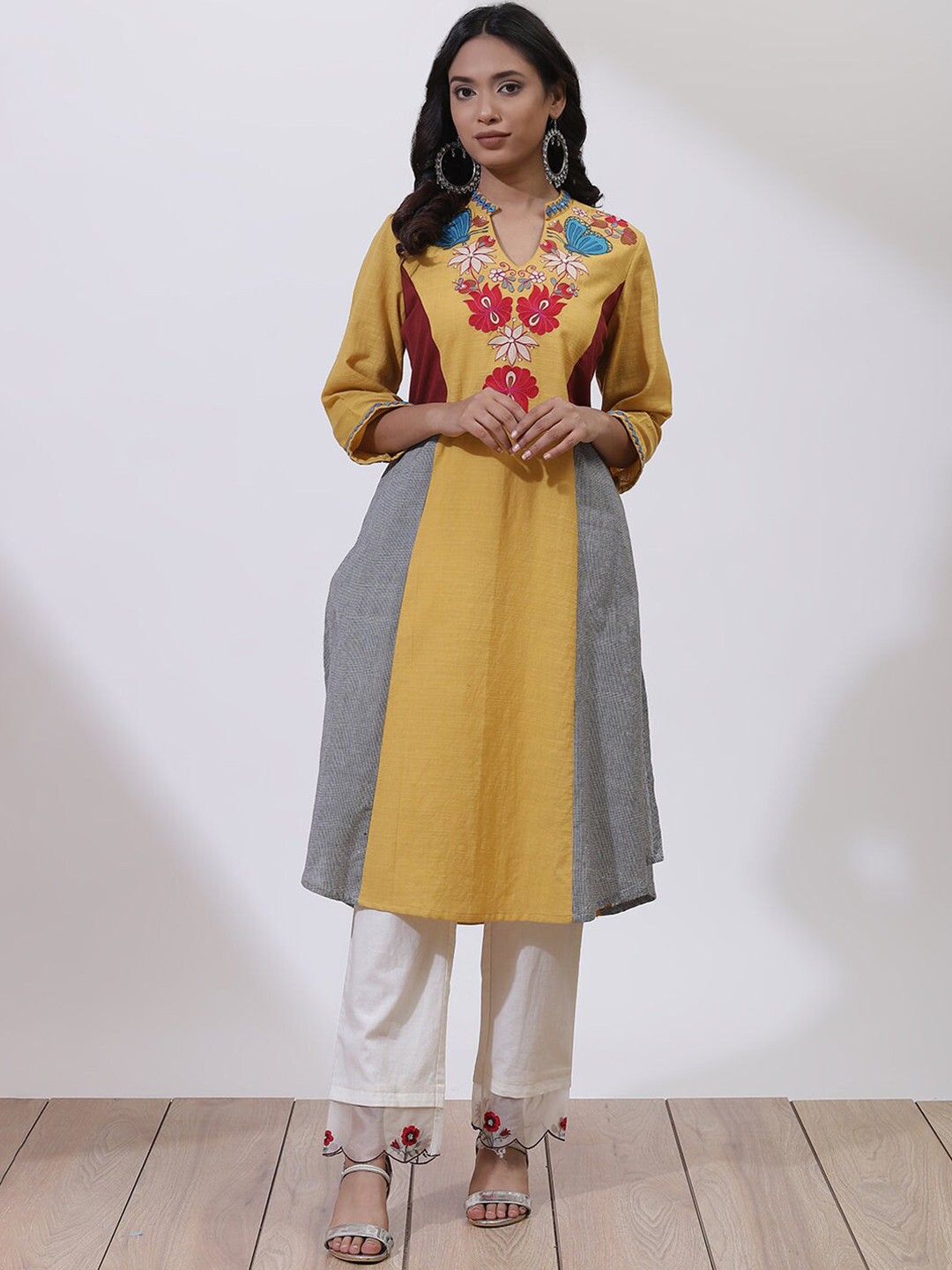 

Lakshita Women Yellow Printed Thread Work Kurta