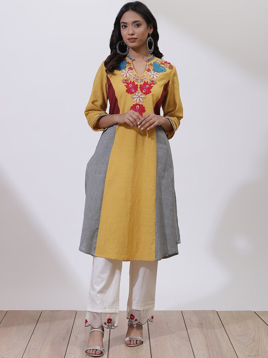 

Lakshita Women Yellow Printed Thread Work Kurta