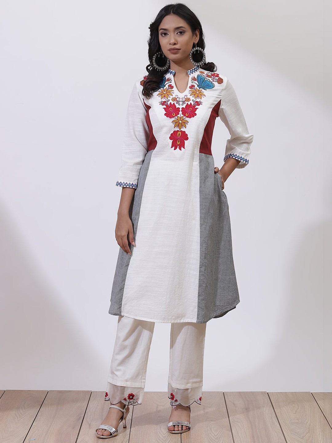 

Lakshita Women White Floral Checked Keyhole Neck Thread Work Kurta