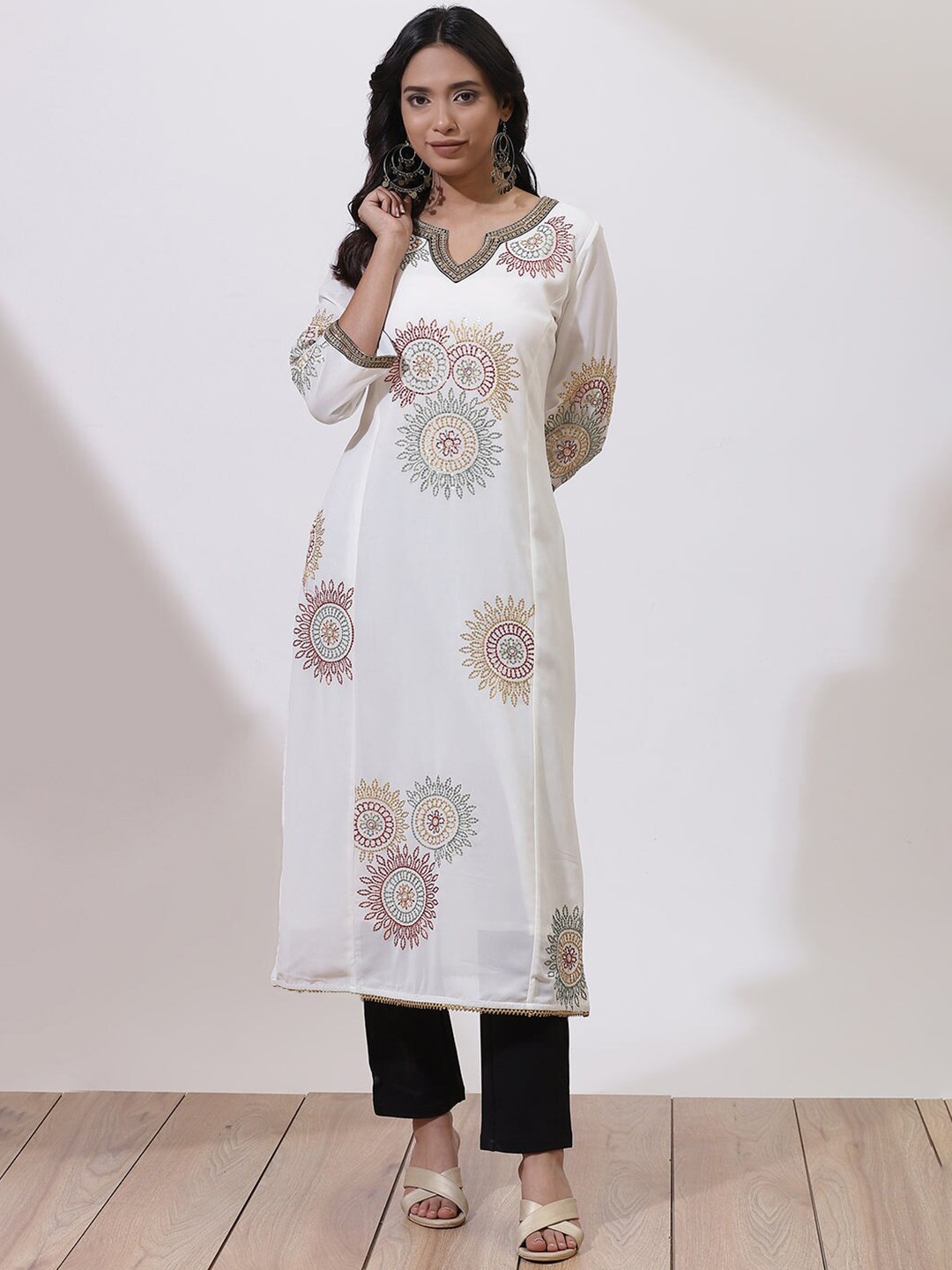 

Lakshita Women Off White Paisley Embroidered Flared Sleeves Thread Work Anarkali Kurta