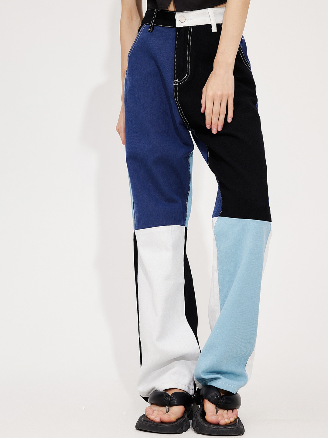 

URBANIC Women Blue Relaxed Fit Slash Knee Jeans