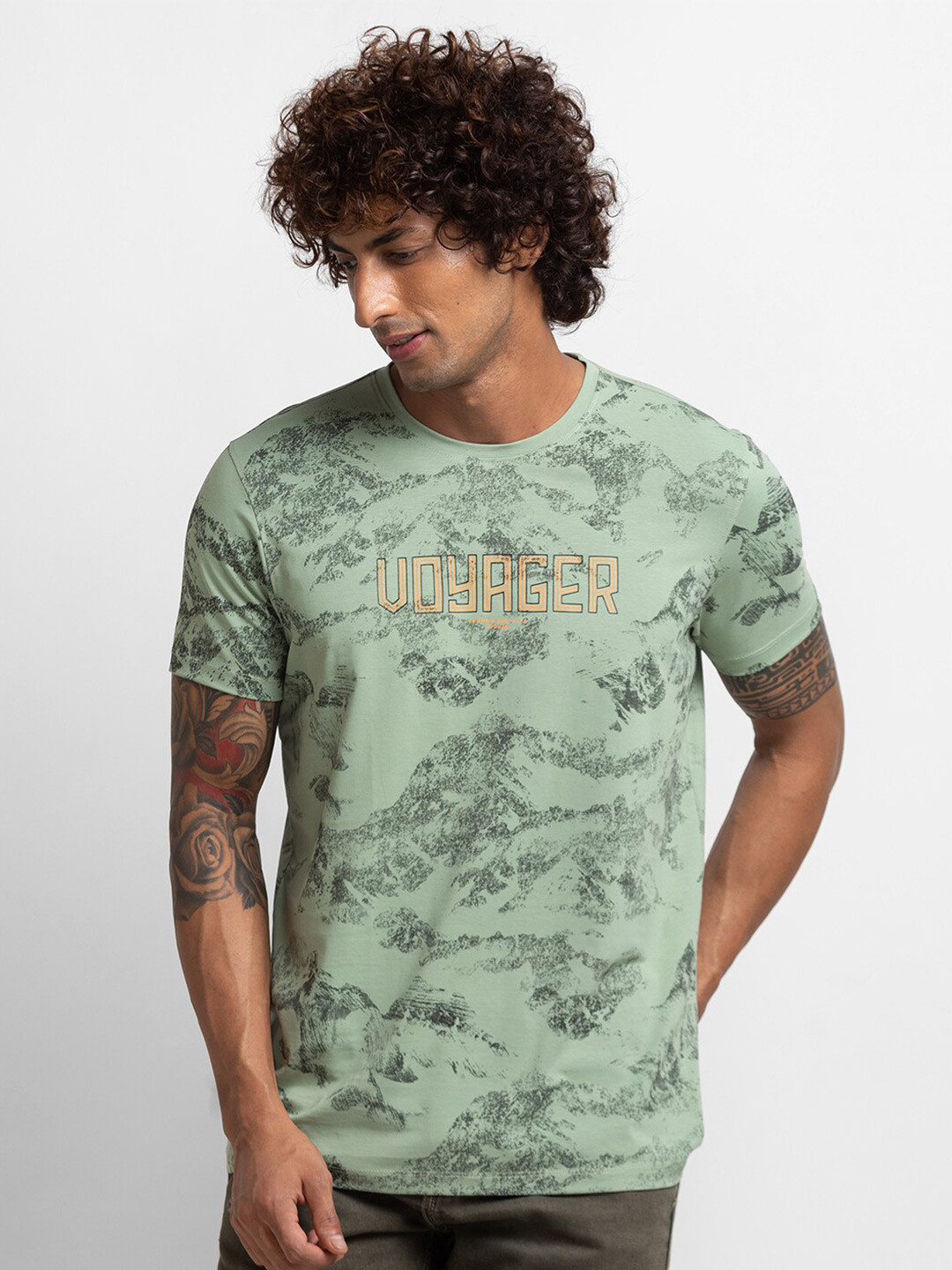 

SPYKAR Men Green Floral Printed Raw Edge Slim Fit T-shirt