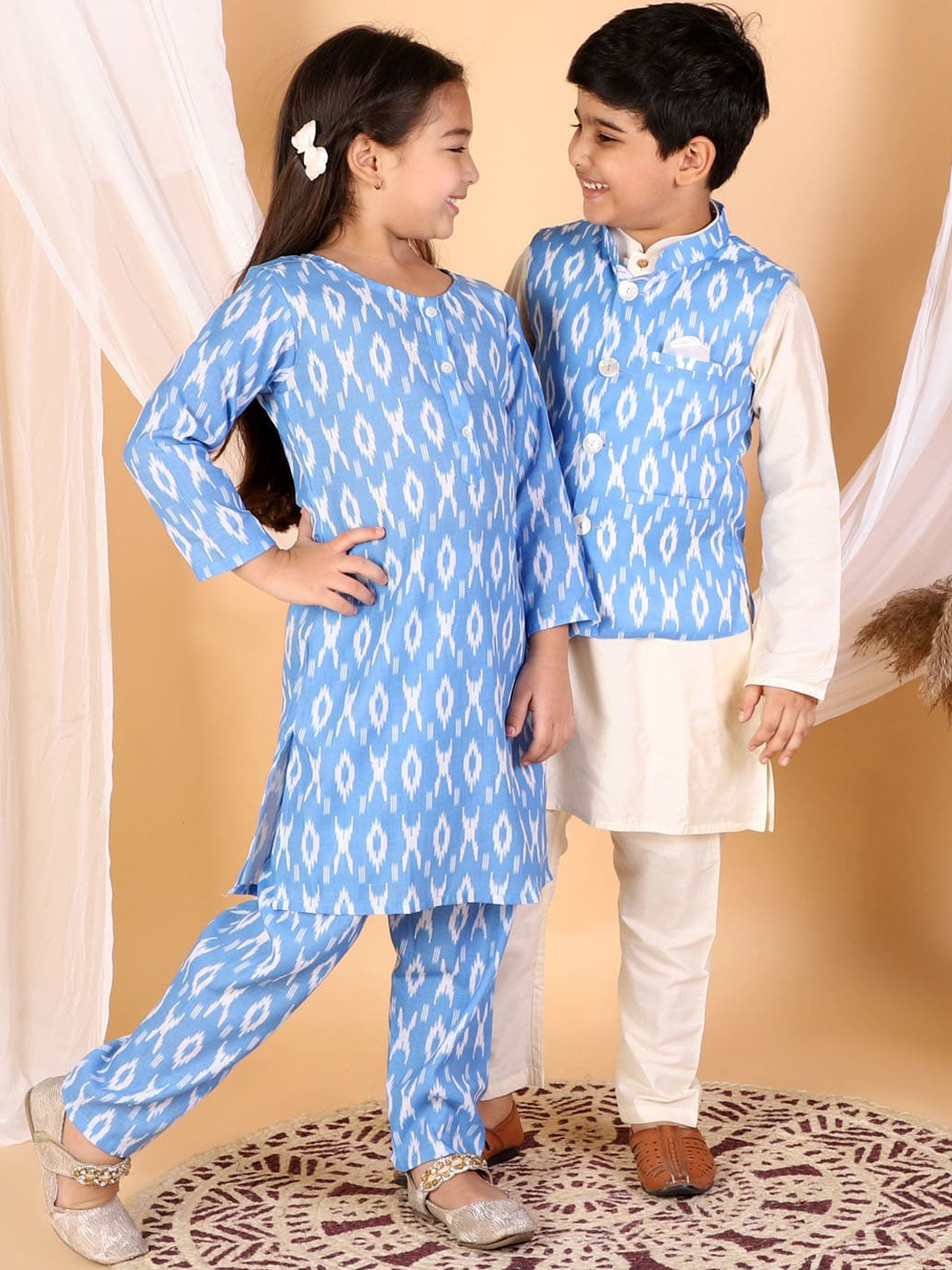 

VASTRAMAY Girls Blue Ikat Printed Kurta And Pant